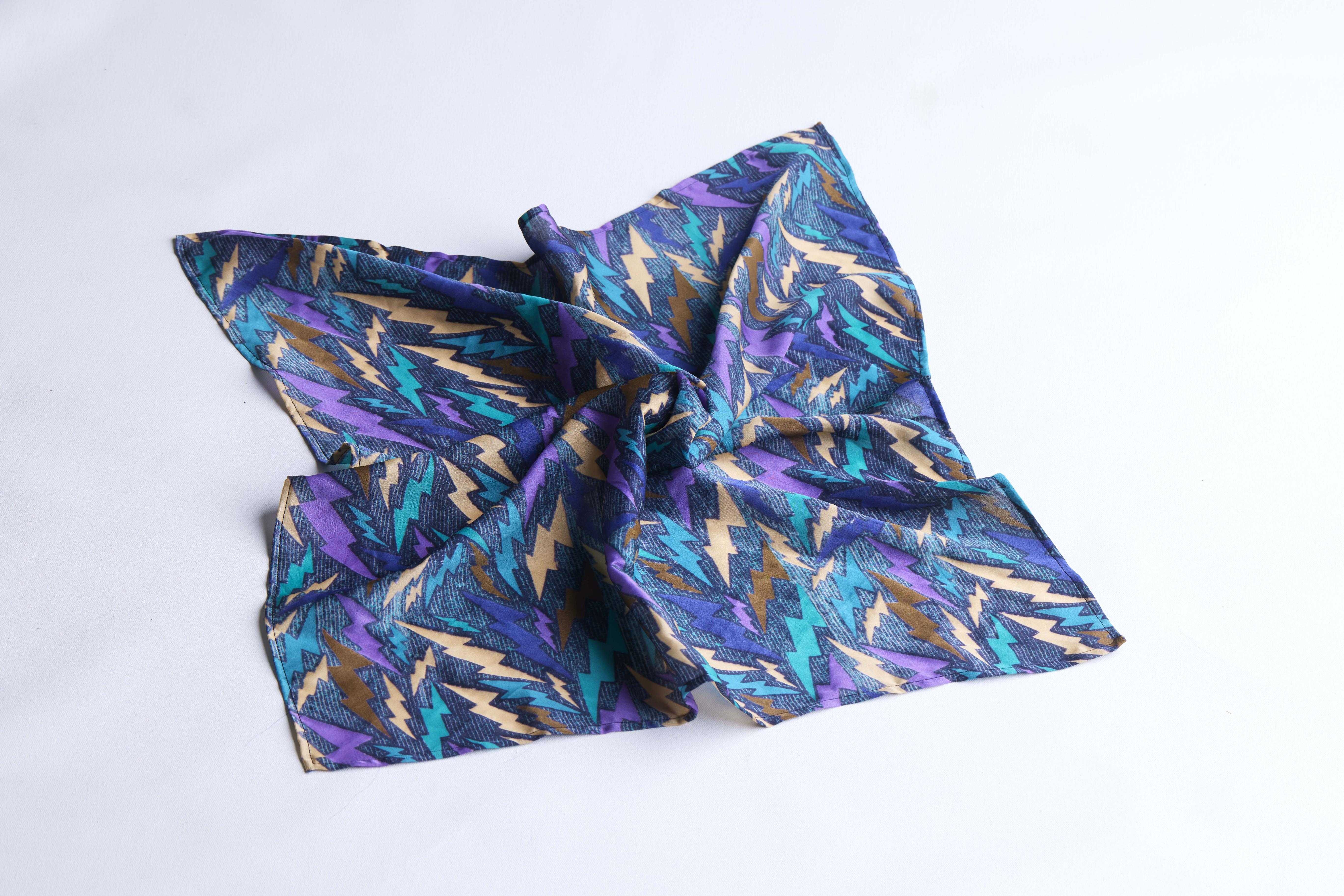 arniko-scarf-foulard-yama-thunder-tuch-seide image 1