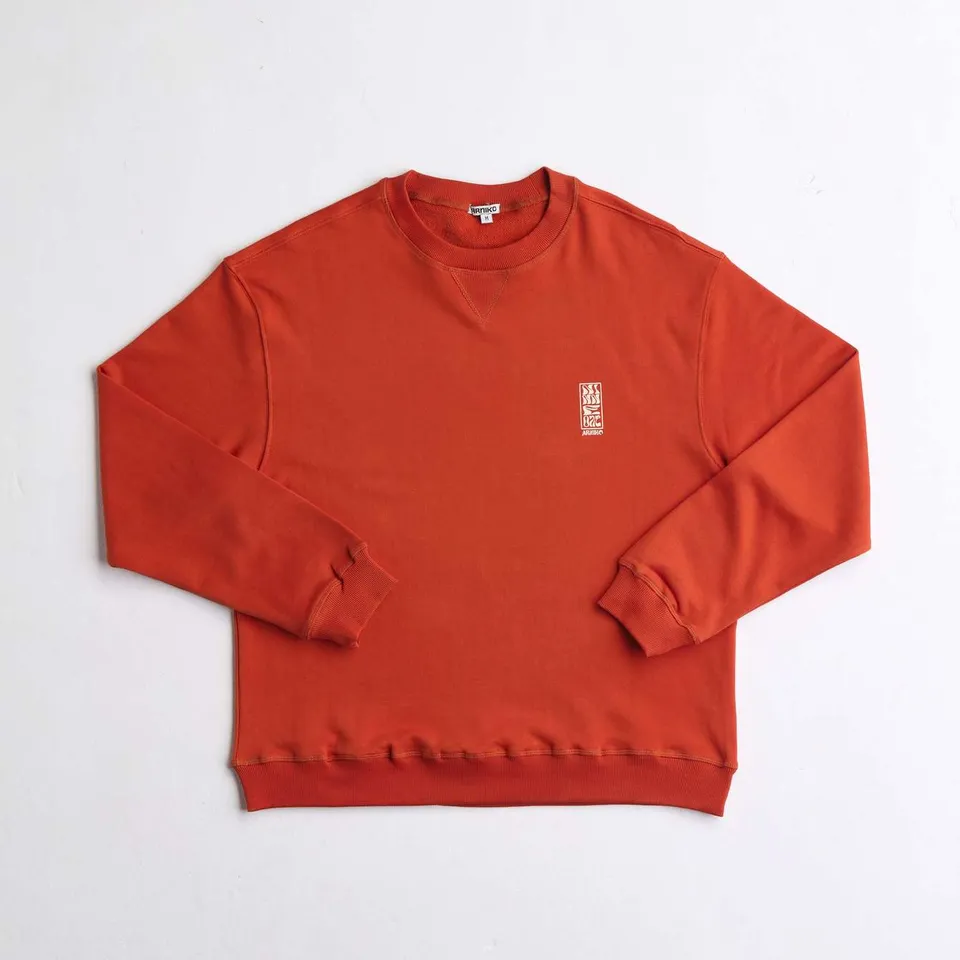 arniko-sweater-mustang-orange-pullover-herren-bio-baumwolle-print image 1