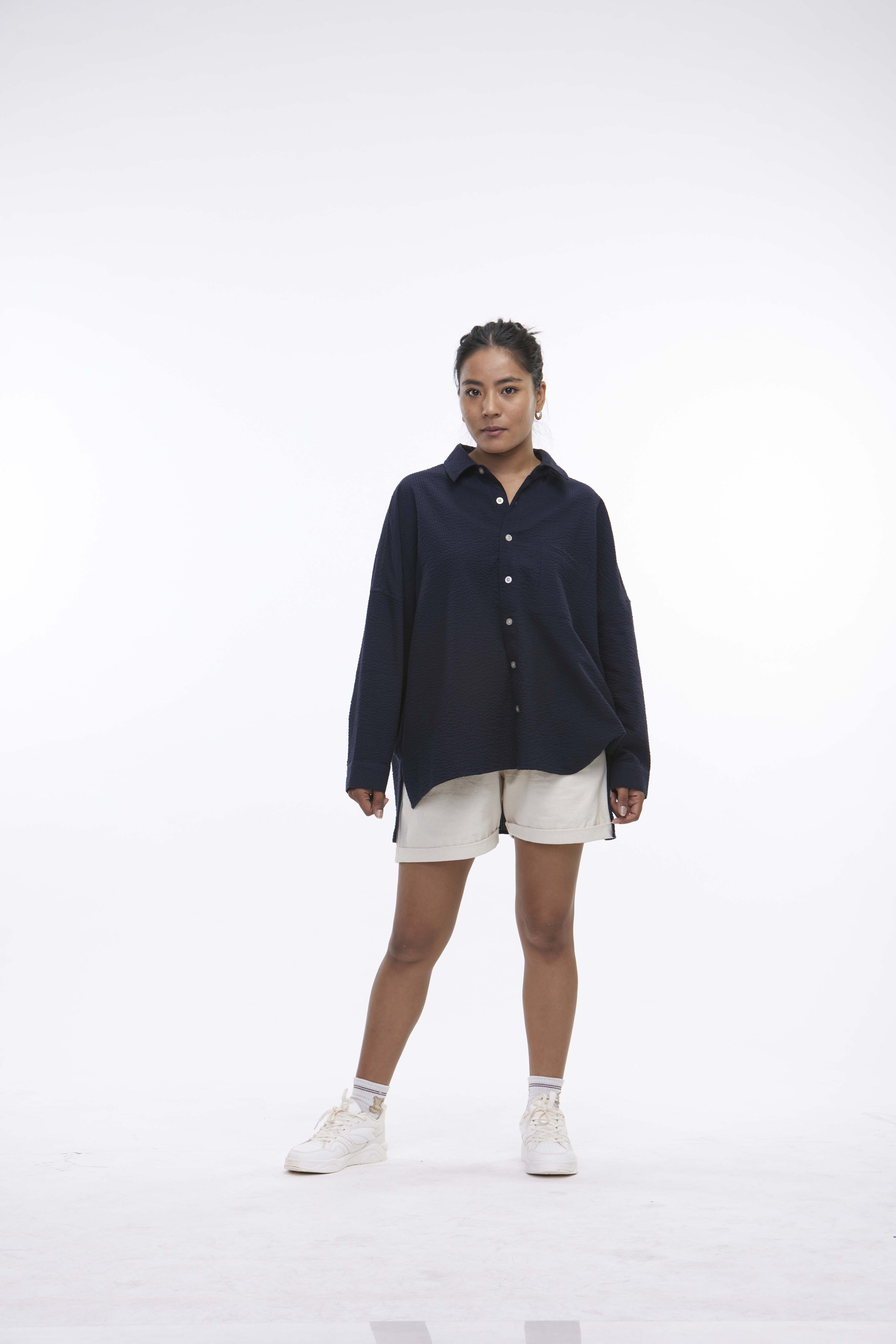 arniko-shirts-tahira-navy-seersucker-hemd-damen-oversize-bio-baumwolle image 5