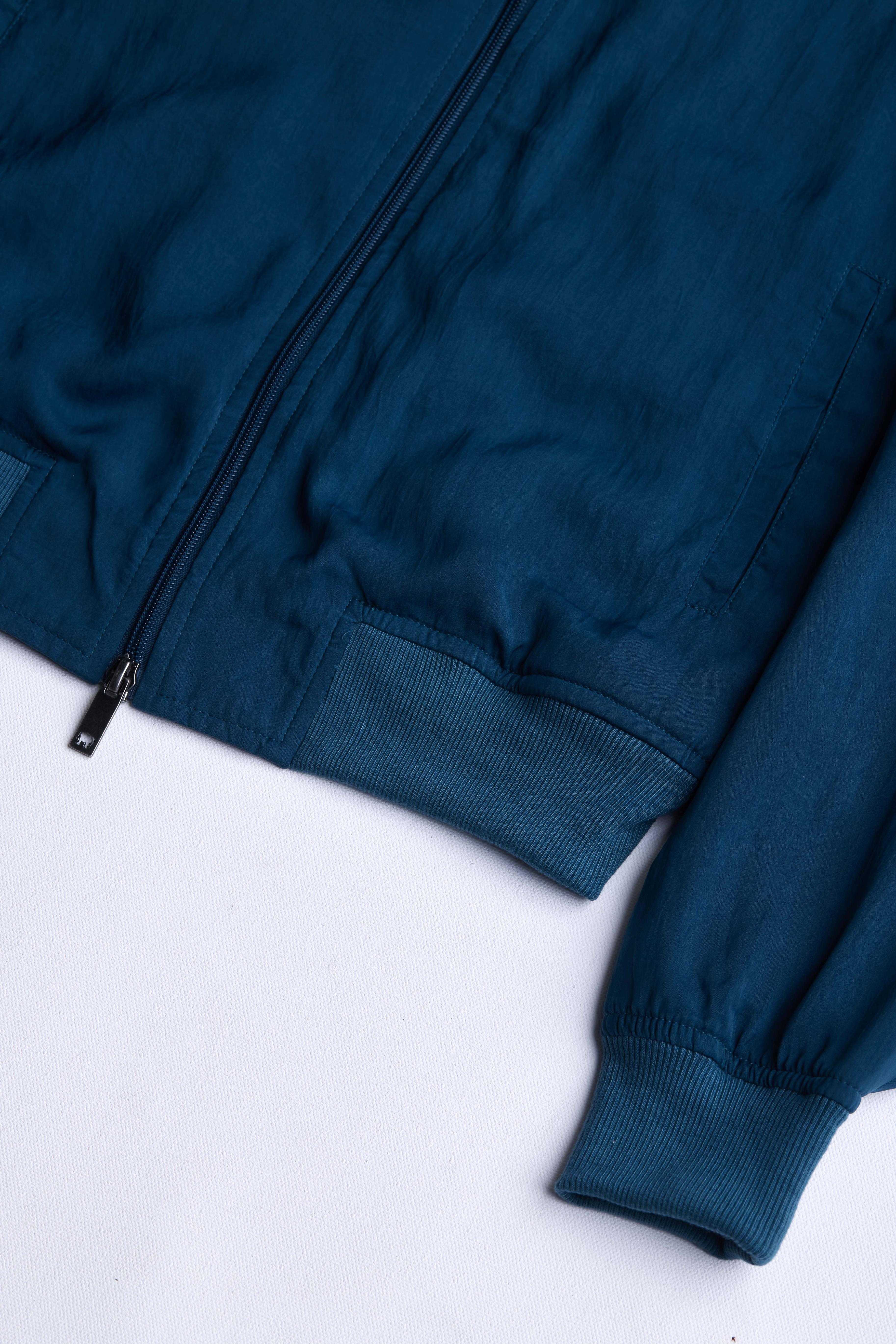 arniko-binam-jacke-blau-satin-mit-reissverschluss image 3