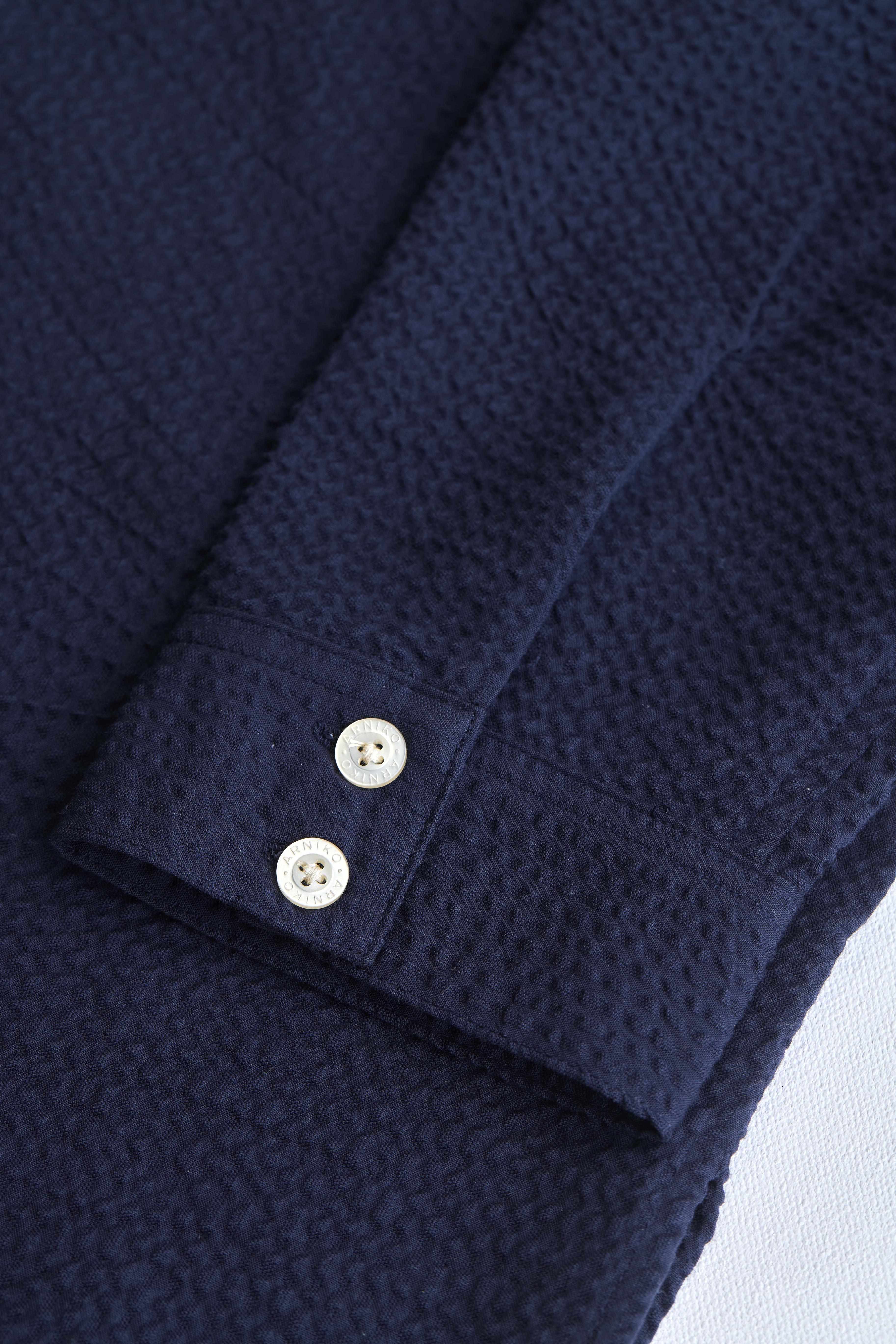 arniko-shirts-tahira-navy-seersucker-hemd-damen-oversize-bio-baumwolle image 4