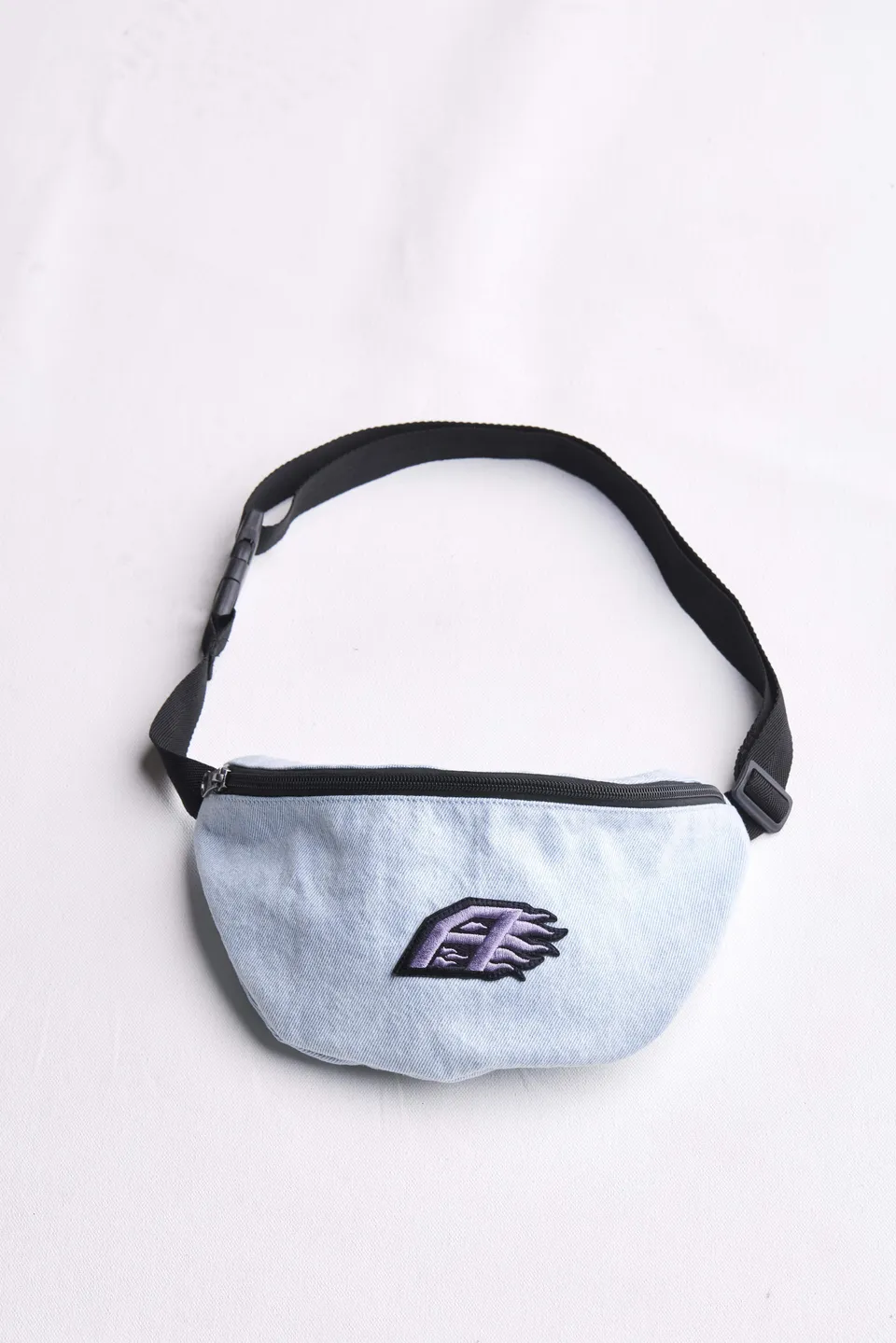 arniko-bags-fanny-pack-light-blue-bauchtasche-hellblau image 1