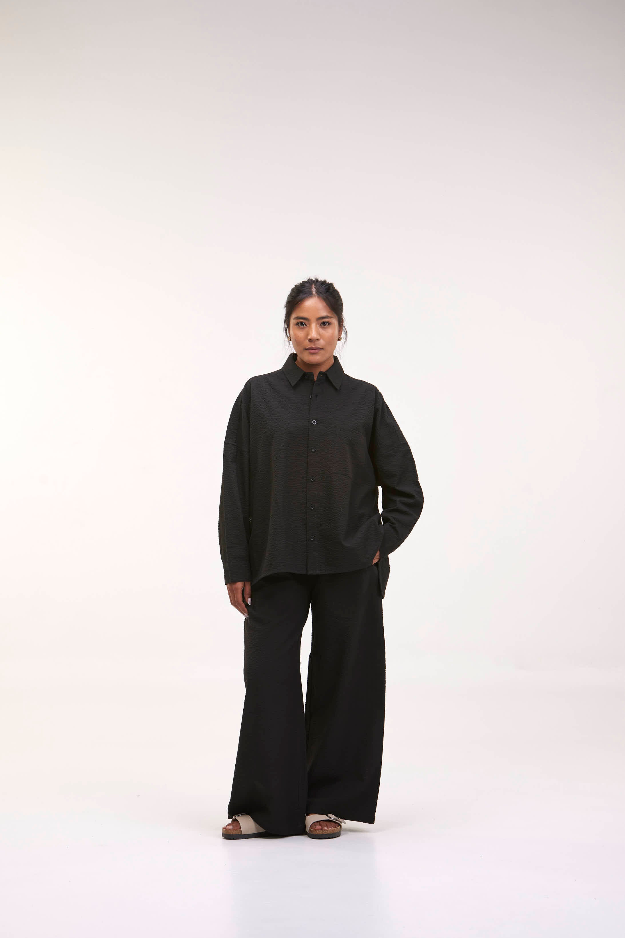 arniko-rosa-black-seersucker-hose-damen-schwarz-bio-baumwolle image 5