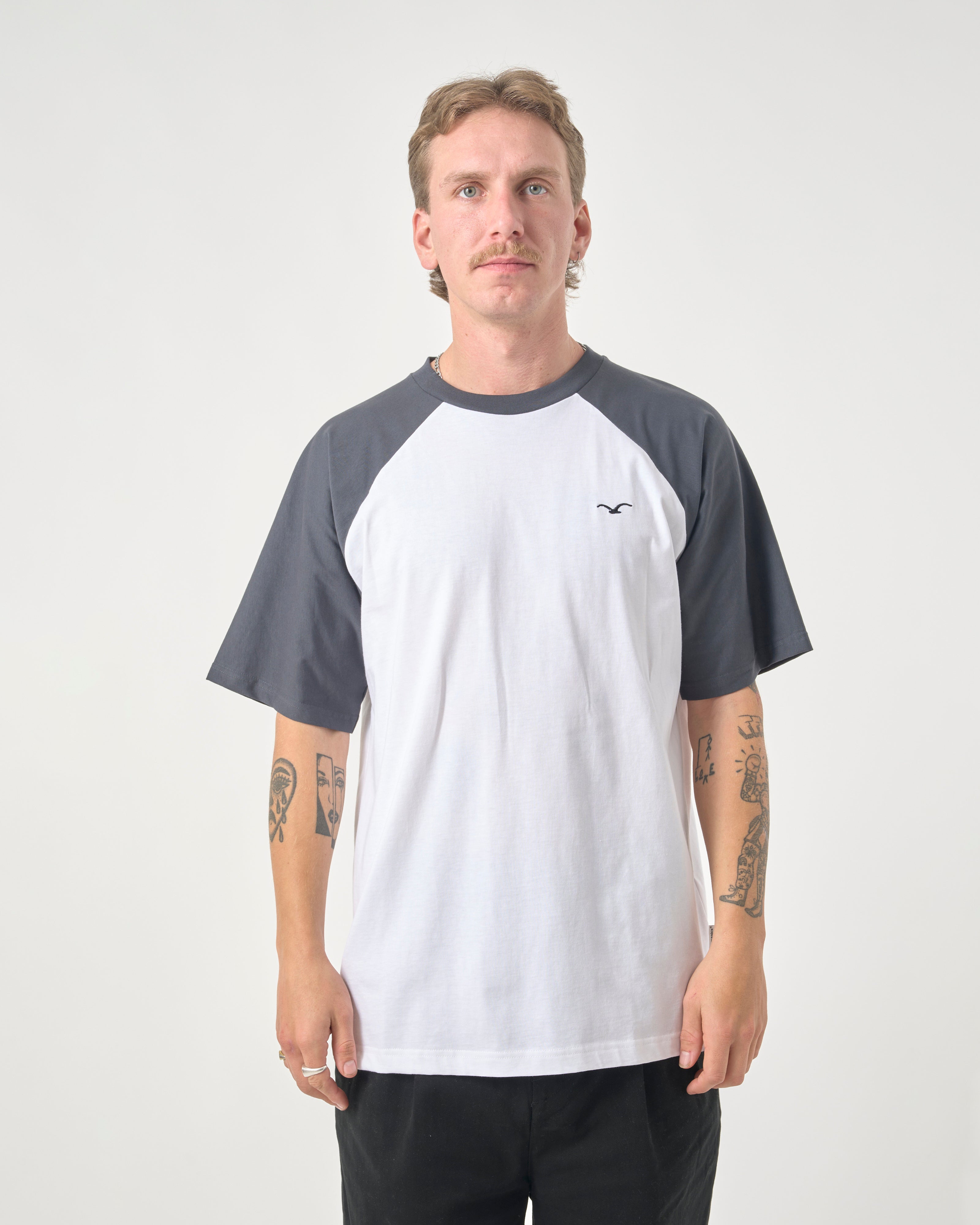 cleptomanicx-boxy-tee-ligull-college-t-shirt-raglan-m image 3