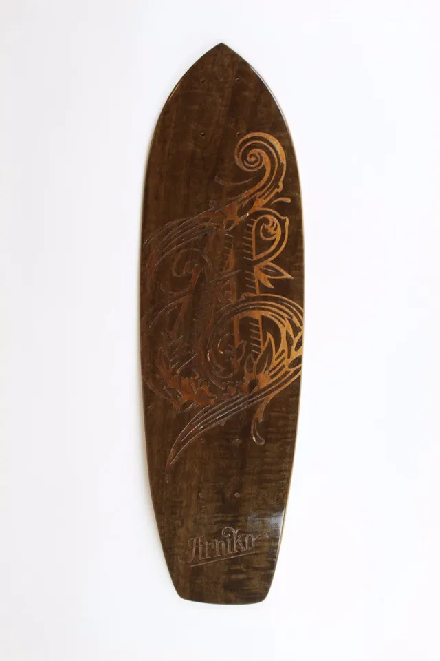 arniko-classic-deck-insignia-dark-skateboard-67-cm image 1