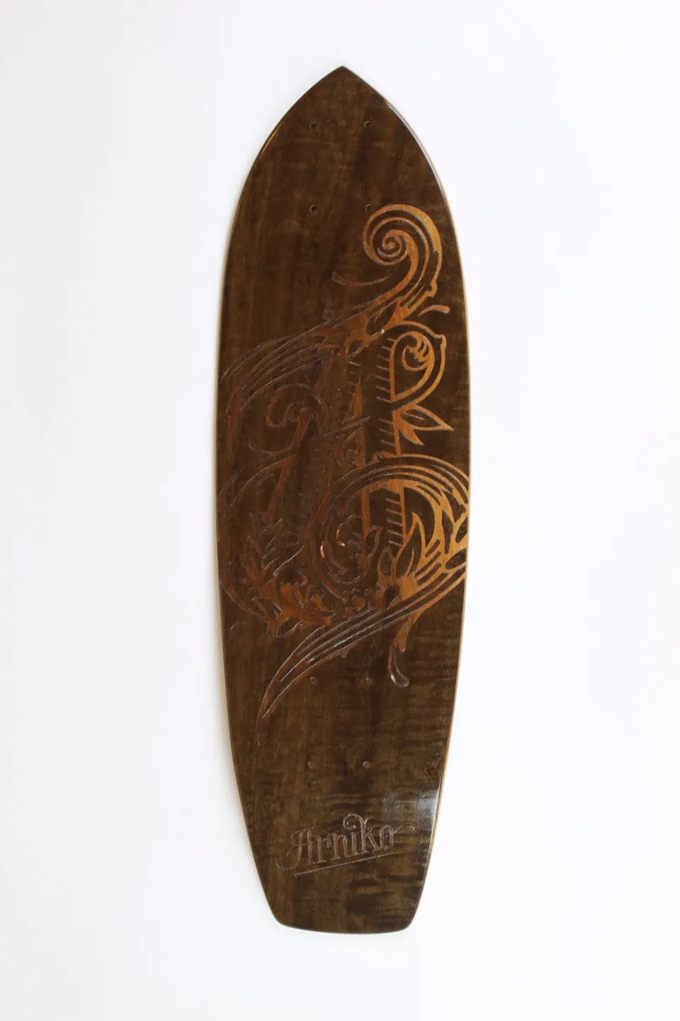 arniko-classic-deck-insignia-dark-skateboard-67-cm image 1