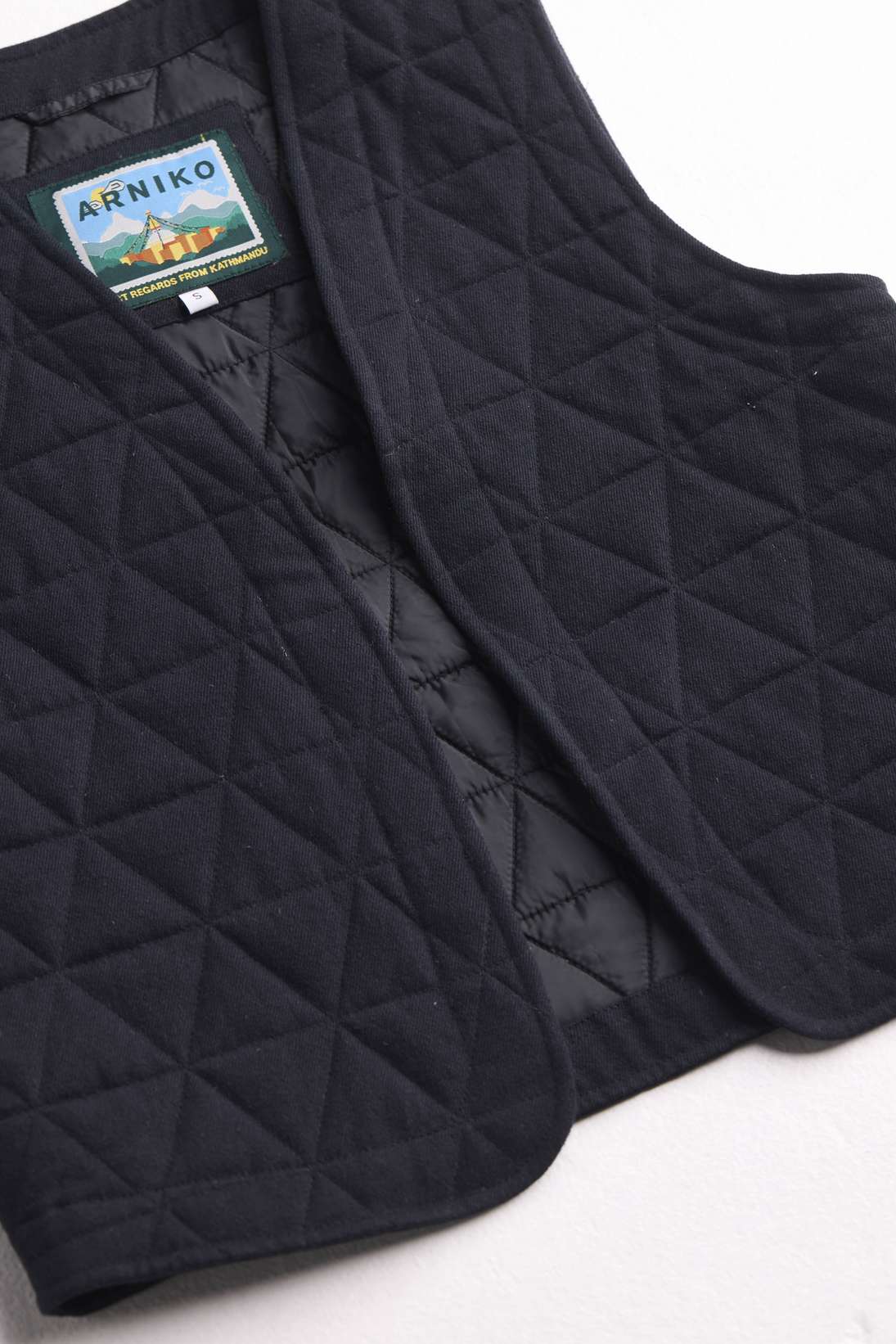 arniko-zoi-weste-black-denim-bio-baumwolle-damen image 3
