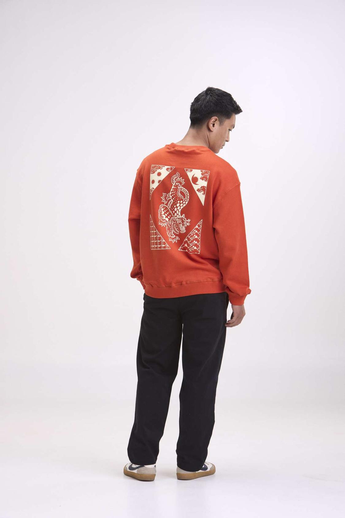 arniko-sweater-mustang-orange-pullover-herren-bio-baumwolle-print image 5