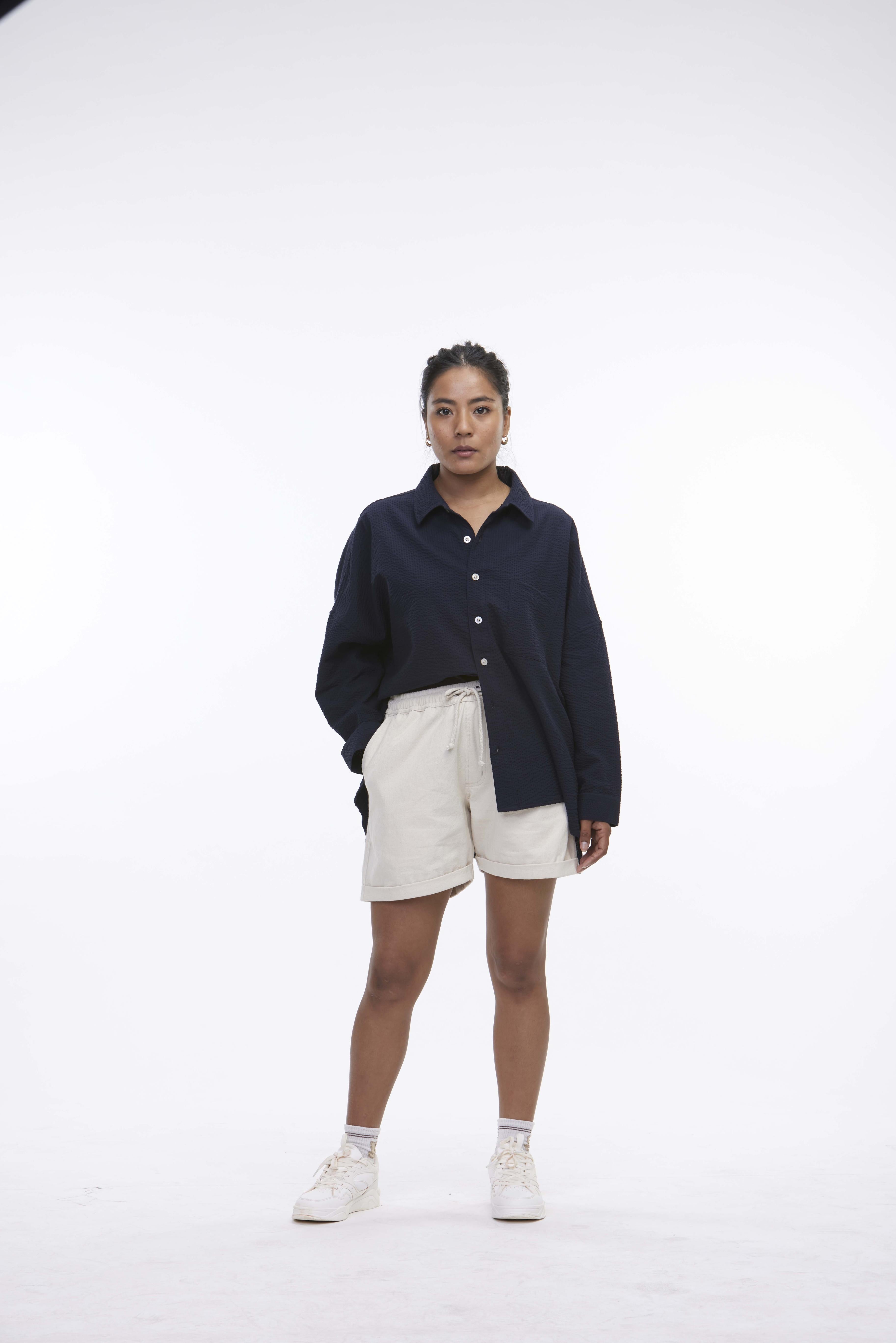 arniko-shirts-tahira-navy-seersucker-hemd-damen-oversize-bio-baumwolle image 6
