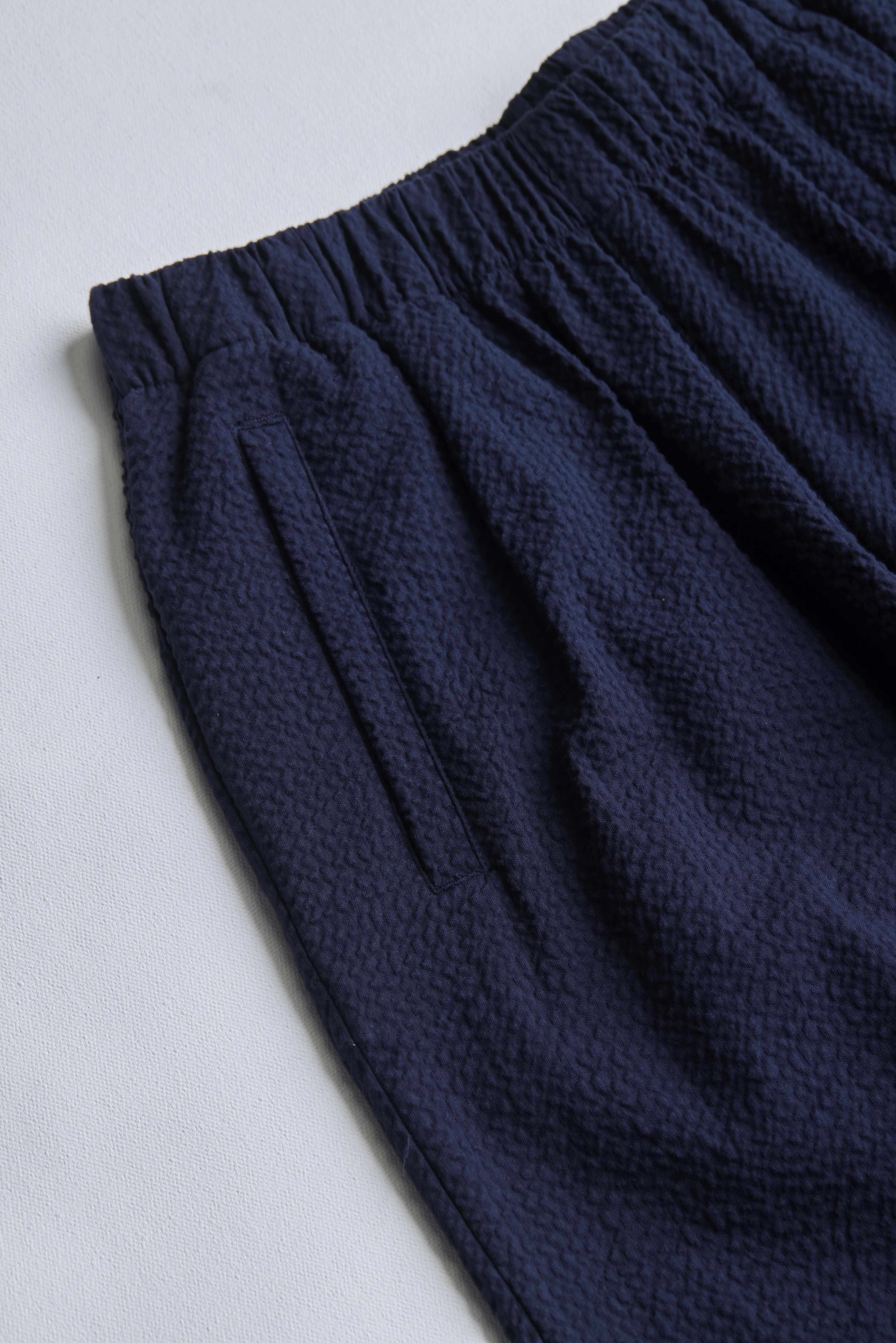 arniko-salome-hose-navy-seersucker-bio-baumwolle image 2