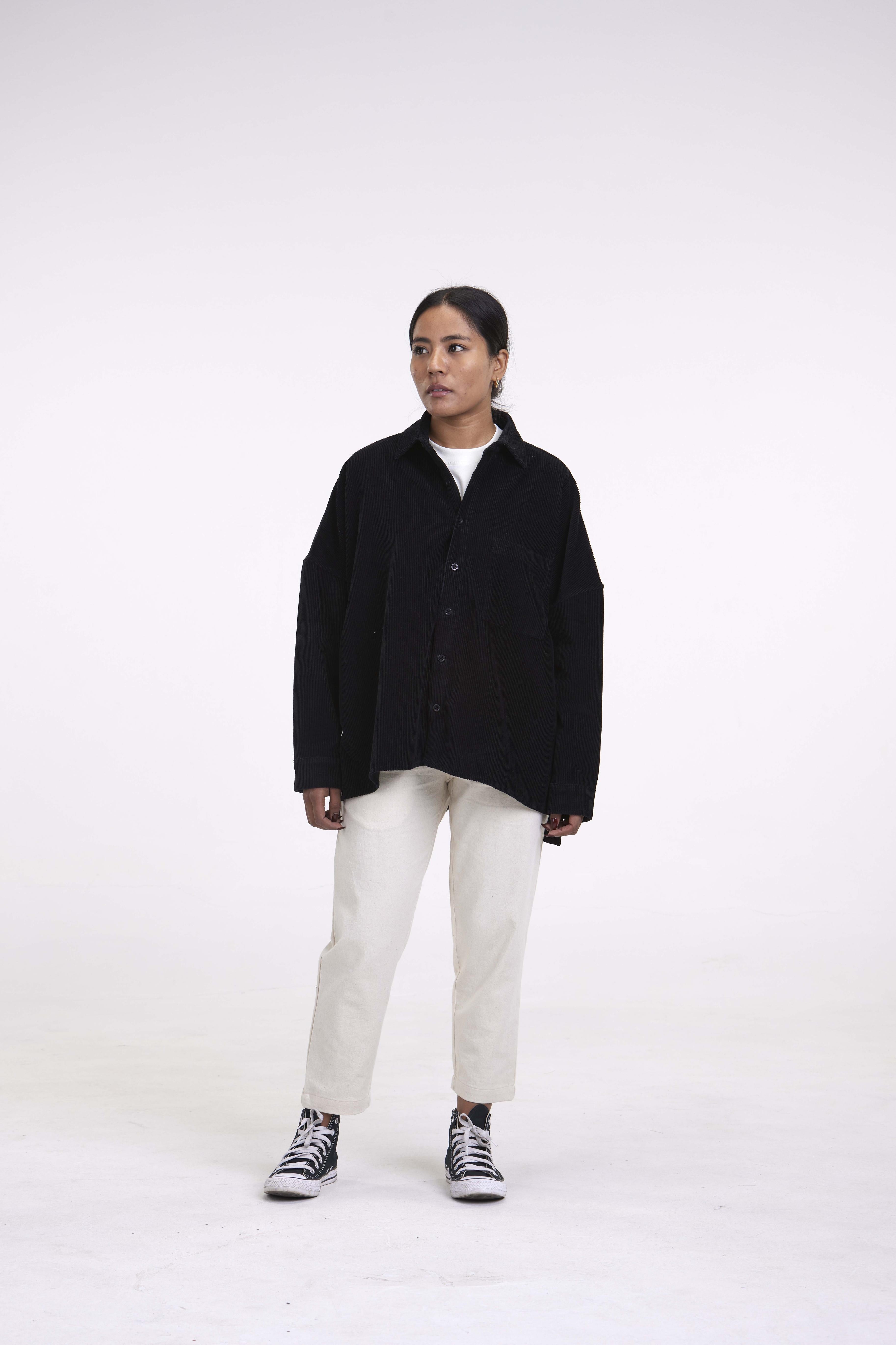arniko-tahira-hemd-black-corduroy-oversize-damen image 2