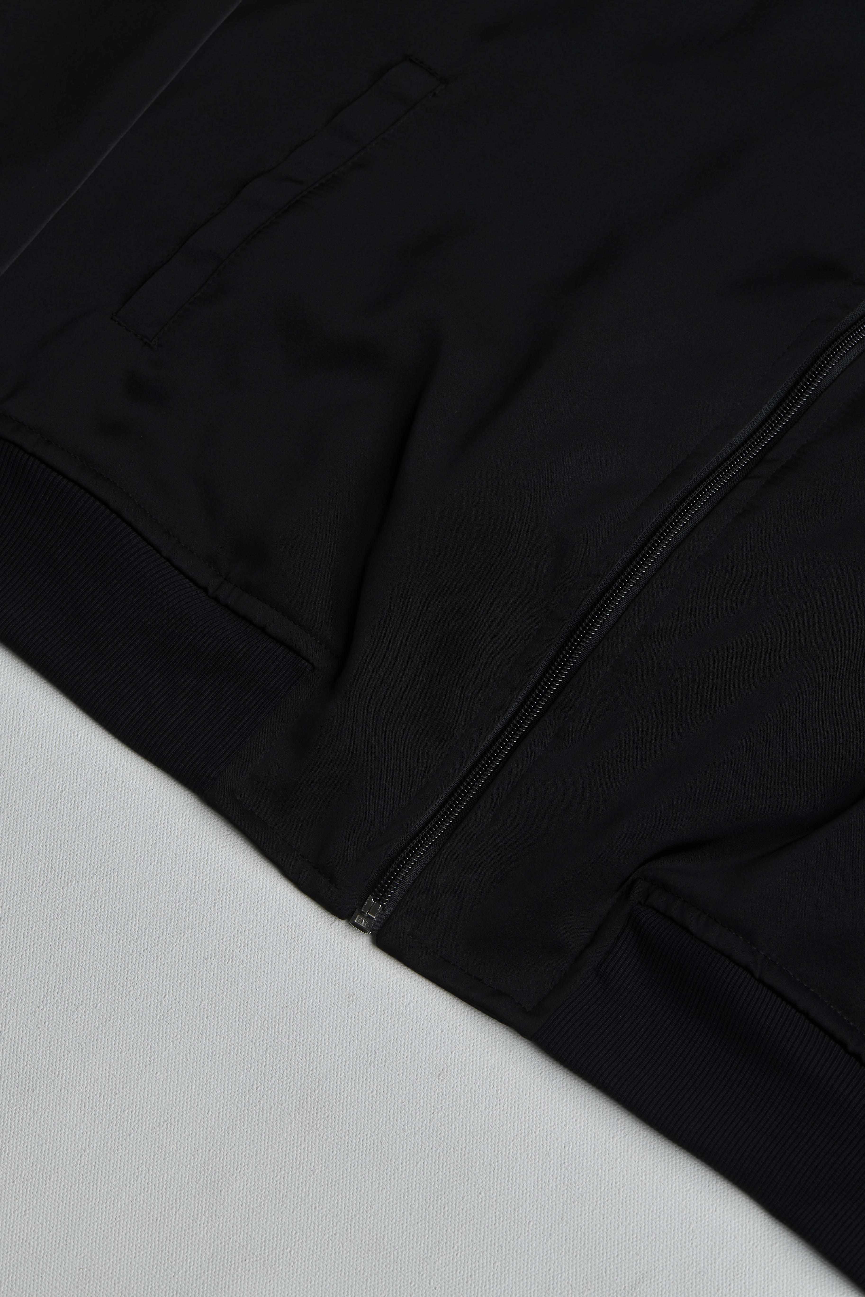 arniko-binam-jacke-schwarz-satin-leicht image 3