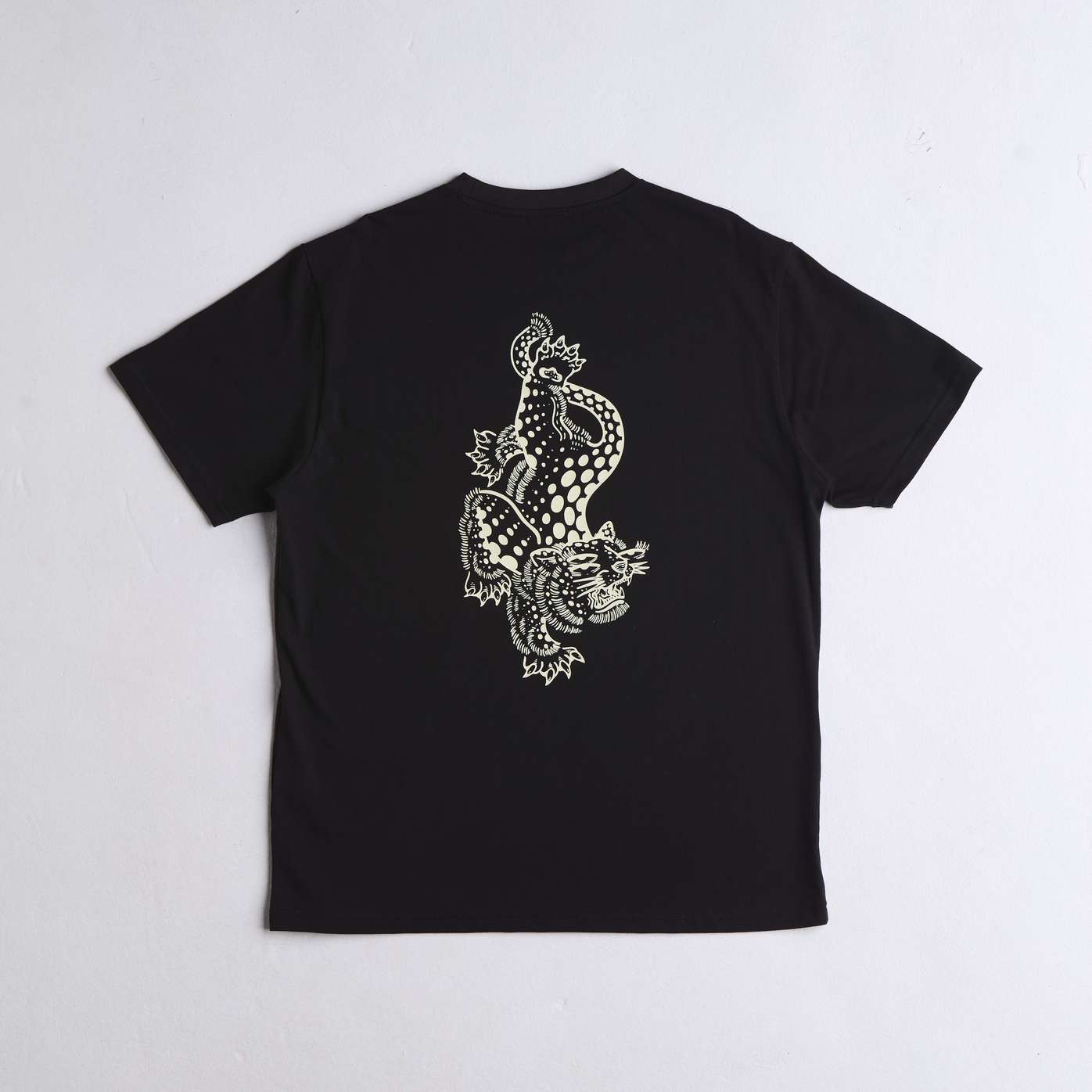 arniko-leopard-t-shirt-schwarz-bio-baumwolle-print image 3