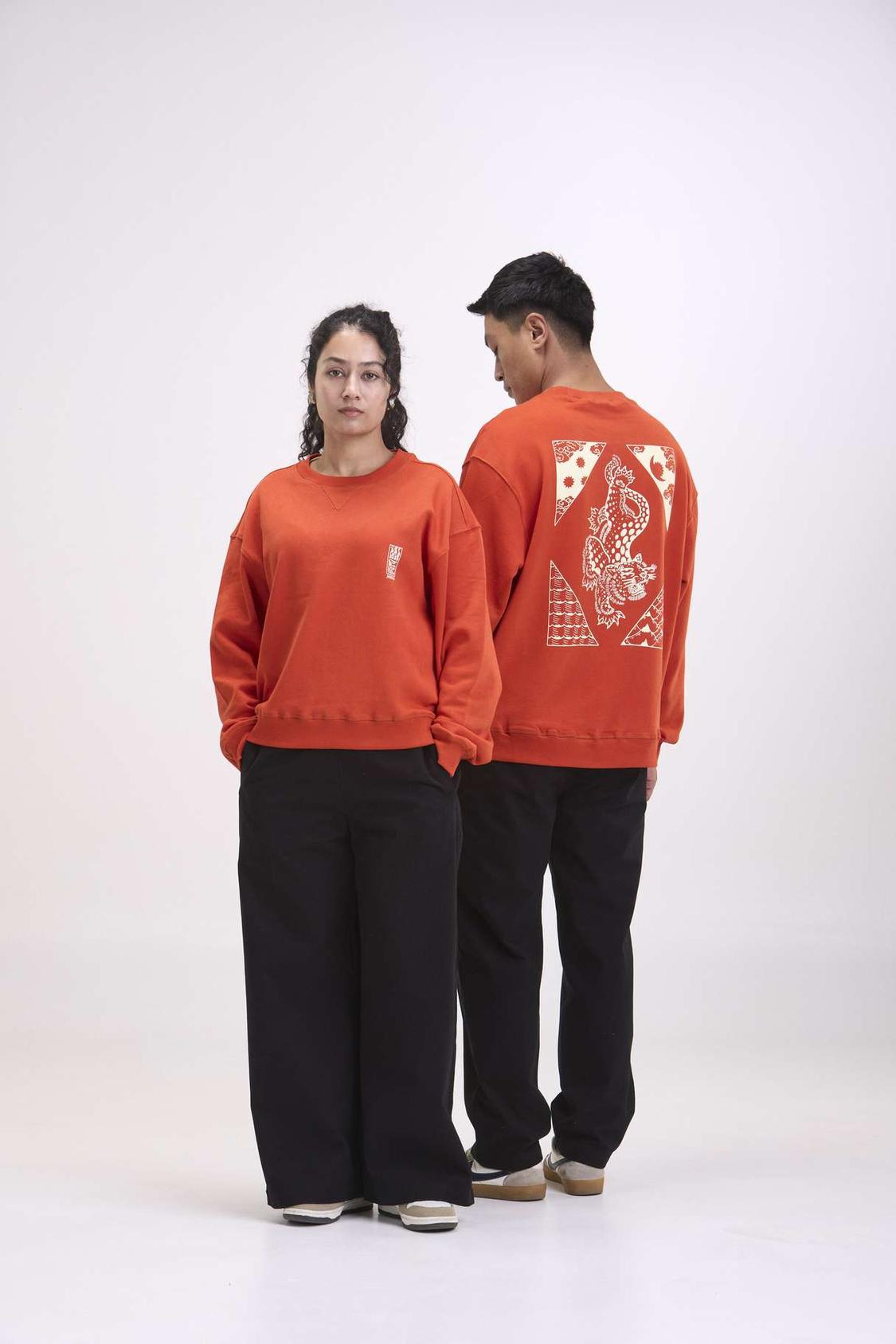 arniko-sweater-mustang-orange-pullover-herren-bio-baumwolle-print image 6