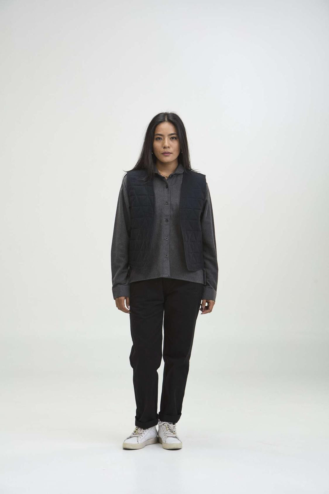 arniko-zoi-weste-black-denim-bio-baumwolle-damen image 2