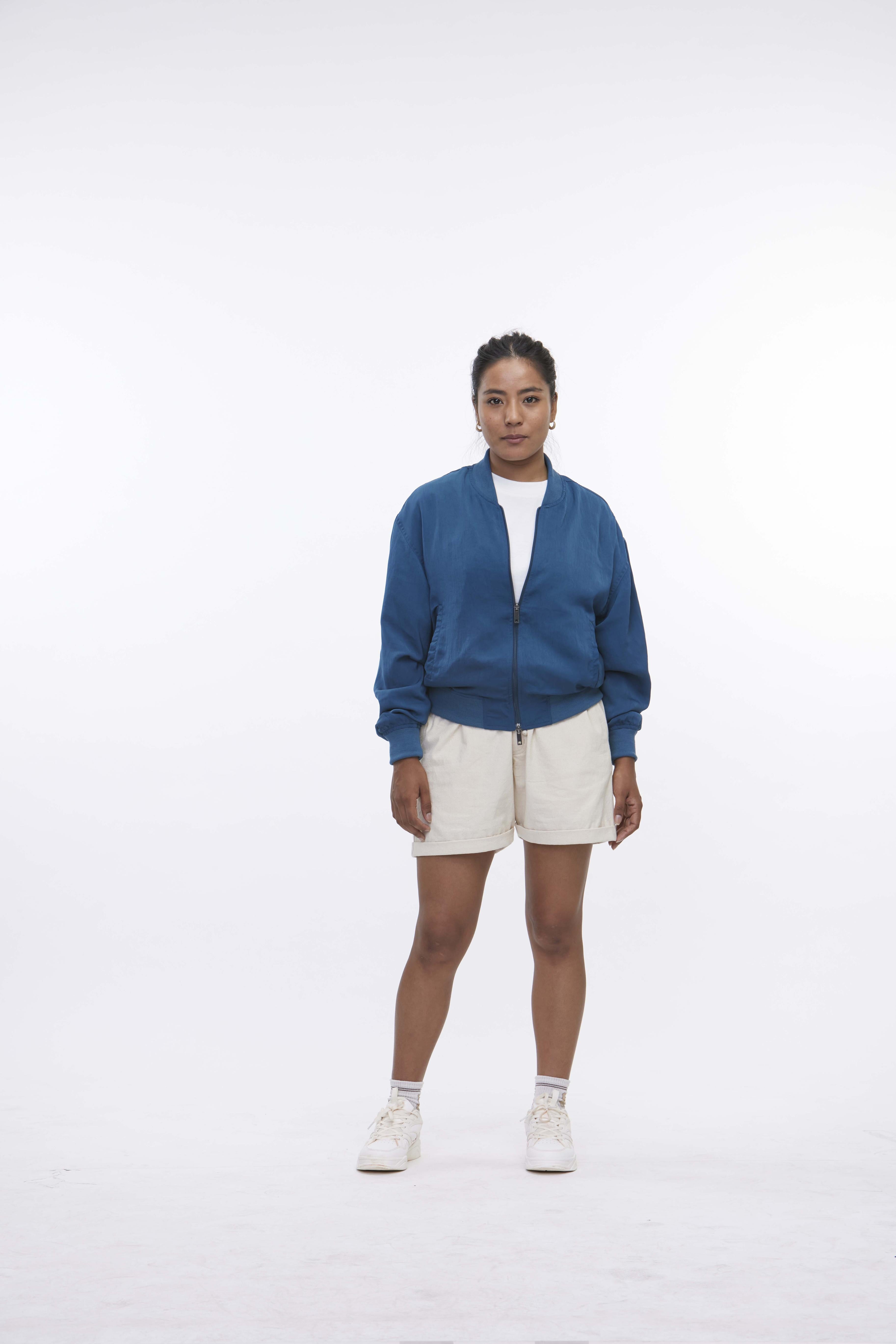 arniko-binam-jacke-blau-satin-mit-reissverschluss image 4