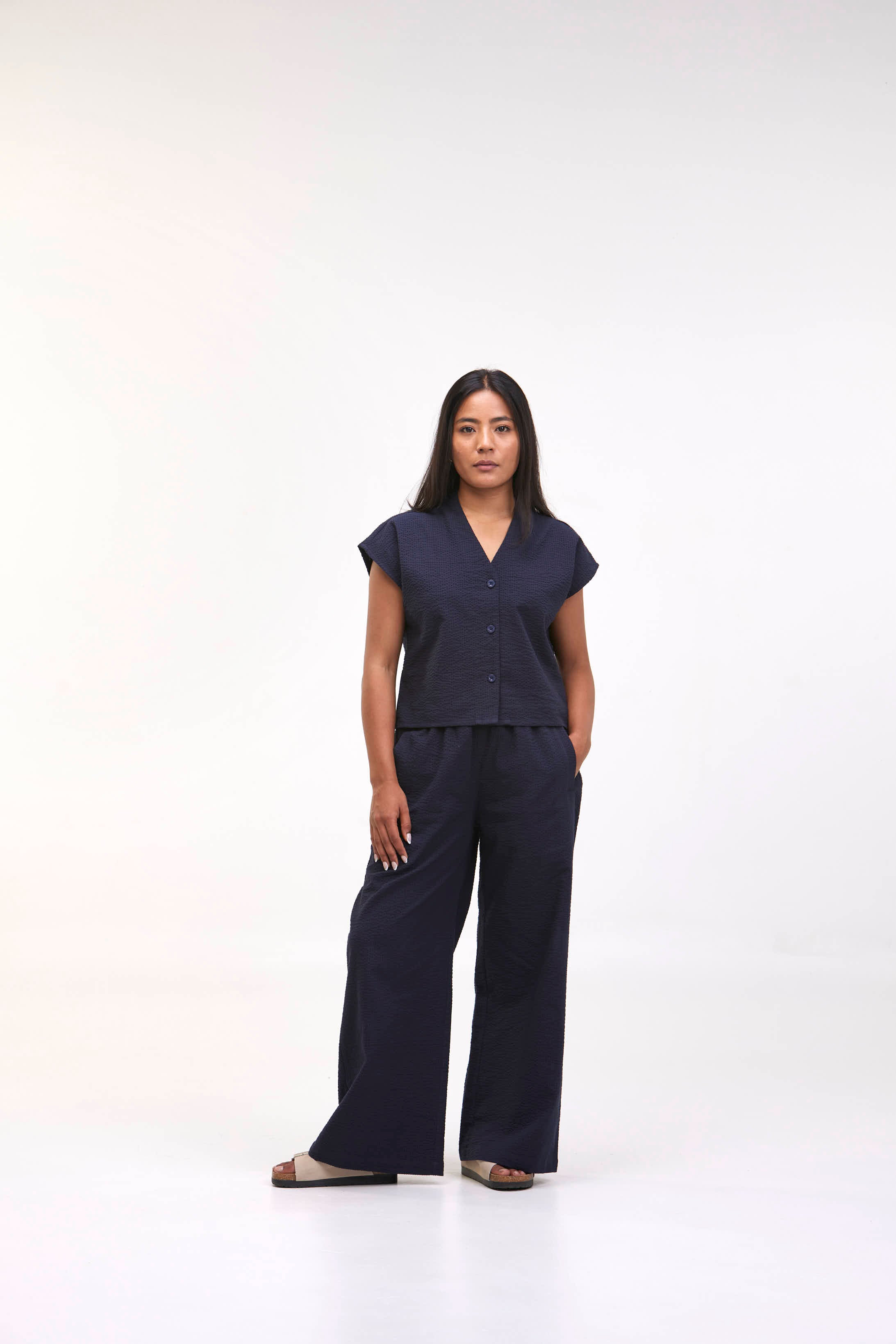 arniko-rosa-hose-damen-navy-seersucker-bio-baumwolle image 4