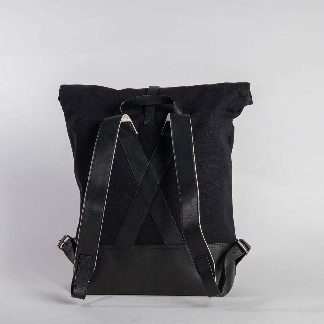 arniko-backpack-roll-up-all-black-rucksack-baumwolle image 2