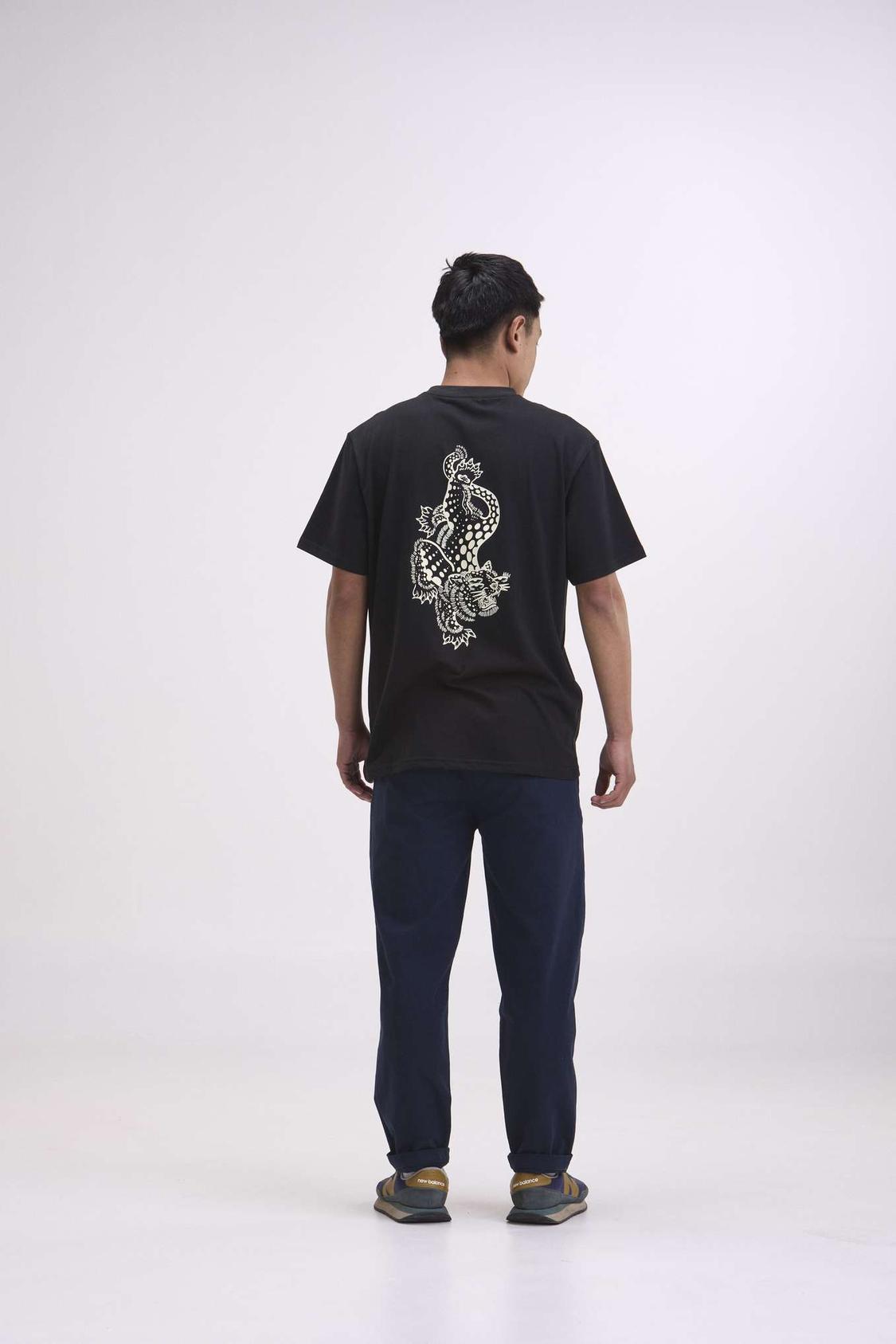 arniko-leopard-t-shirt-schwarz-bio-baumwolle-print image 2