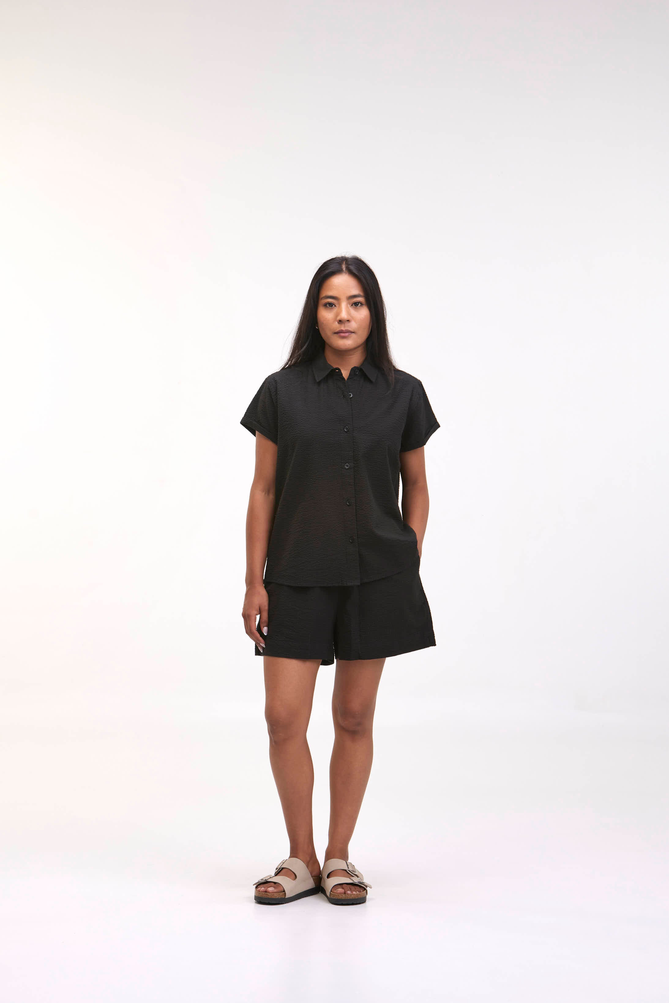 arniko-shorts-nuru-black-kurze-hose-seersucker image 4