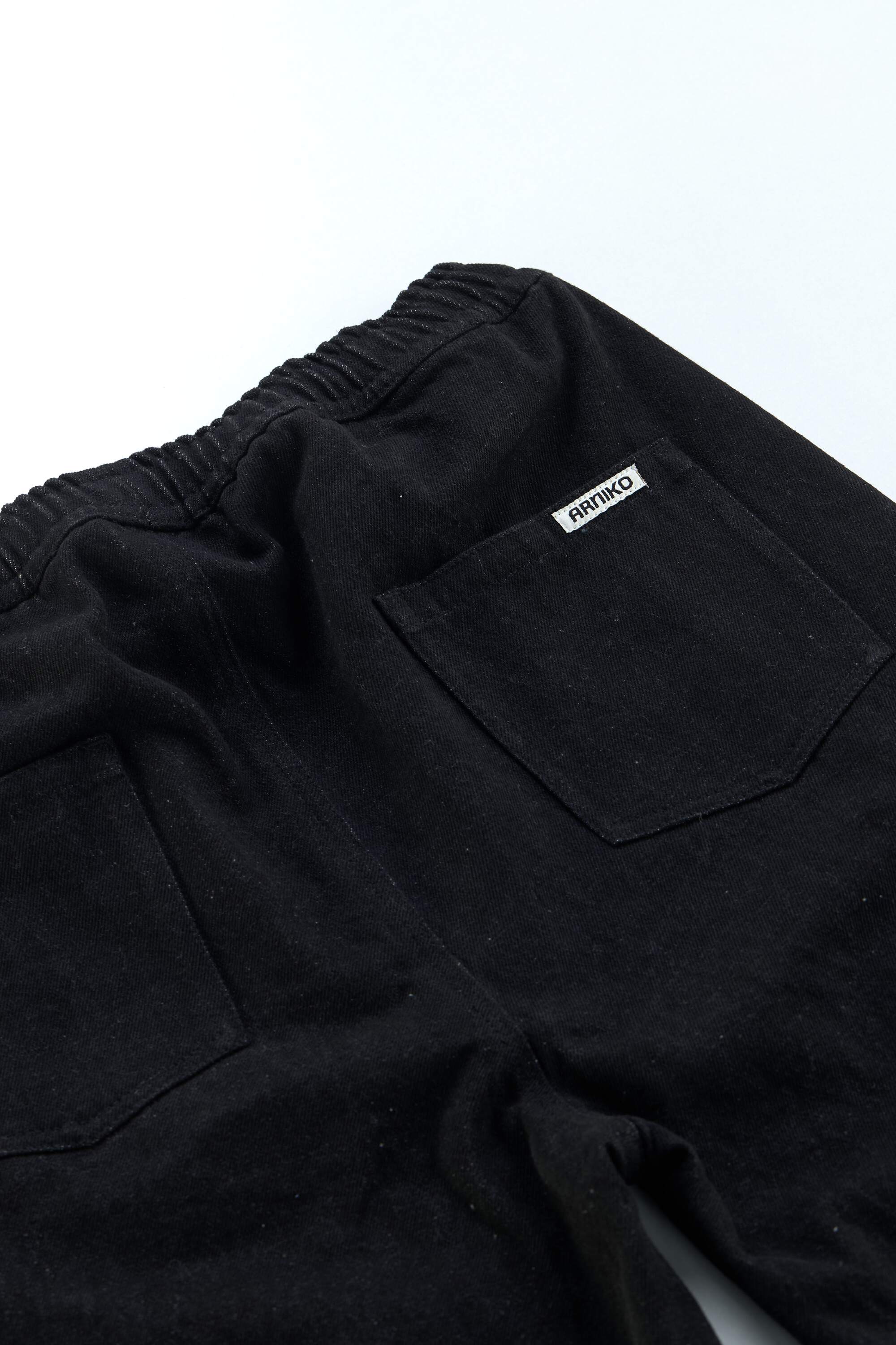 arniko-jin-hose-black-denim-bio-baumwolle image 2