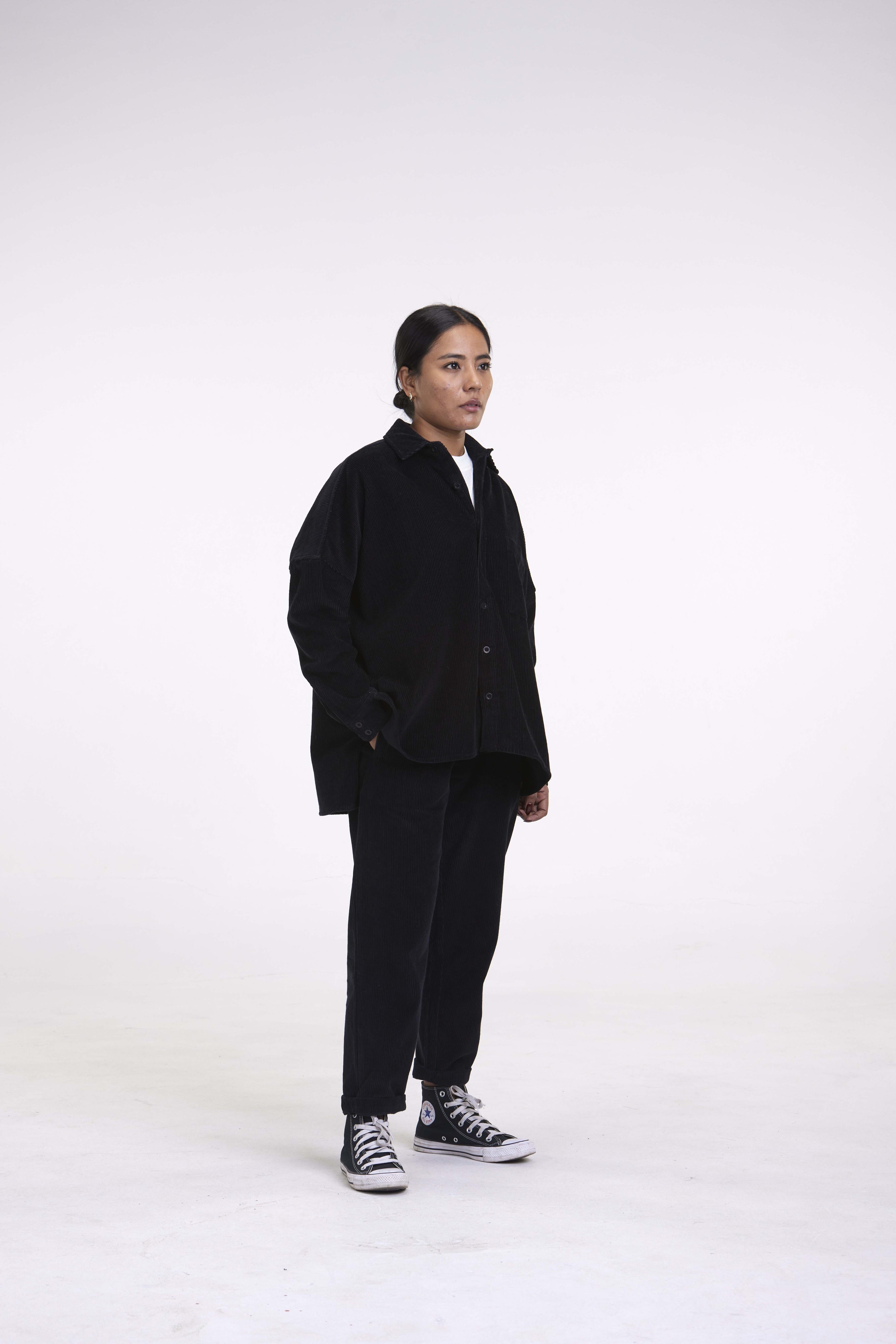 arniko-tahira-hemd-black-corduroy-oversize-damen image 3