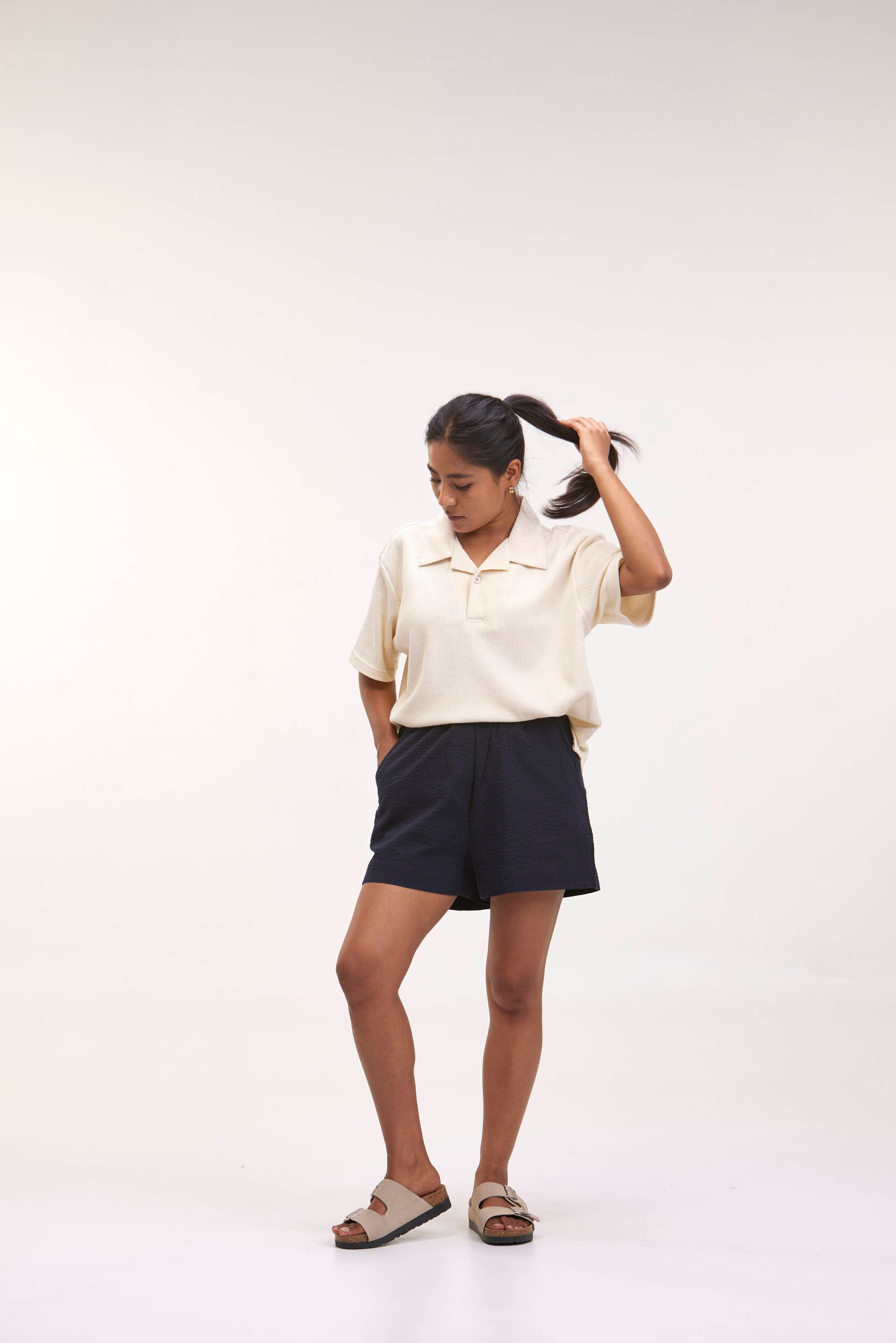 arniko-nuru-shorts-navy-seersucker-bio-damen image 3