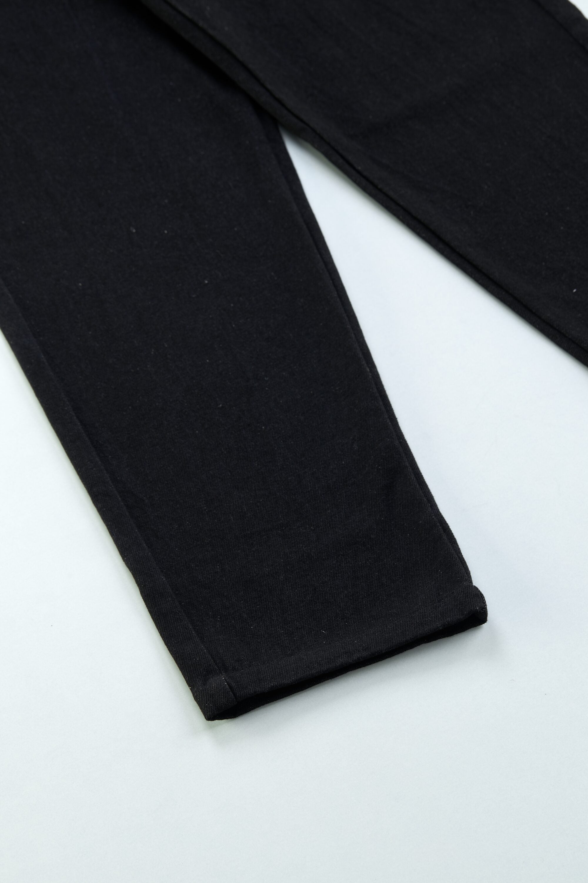 arniko-jin-hose-black-denim-bio-baumwolle image 5