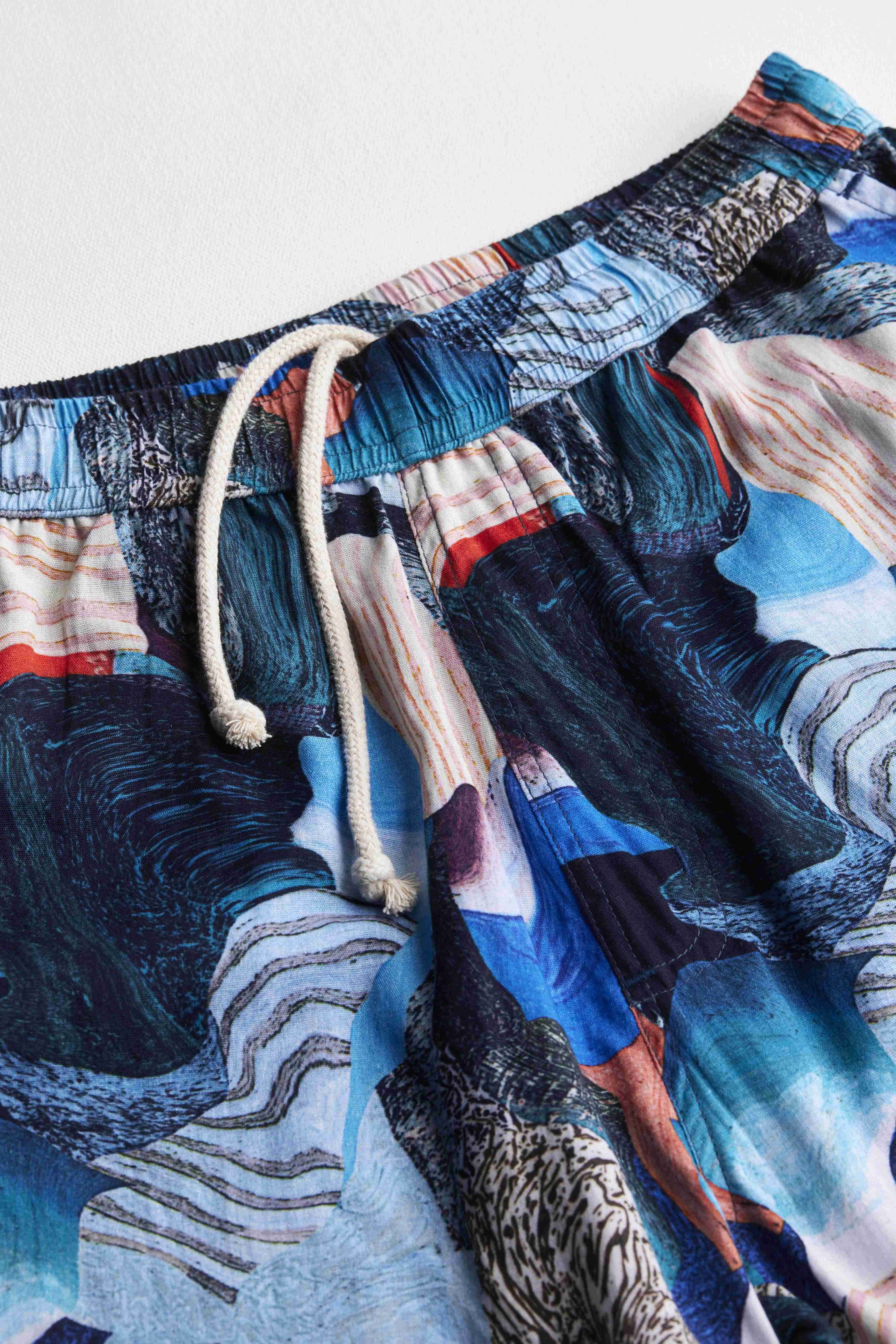 arniko-shorts-rishi-marble-shorts-70er-sommer image 4