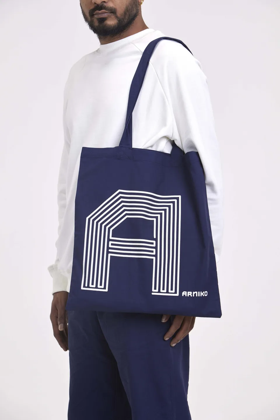 arniko-bags-tote-bag-maze-print-navy-tasche-baumwolle image 1