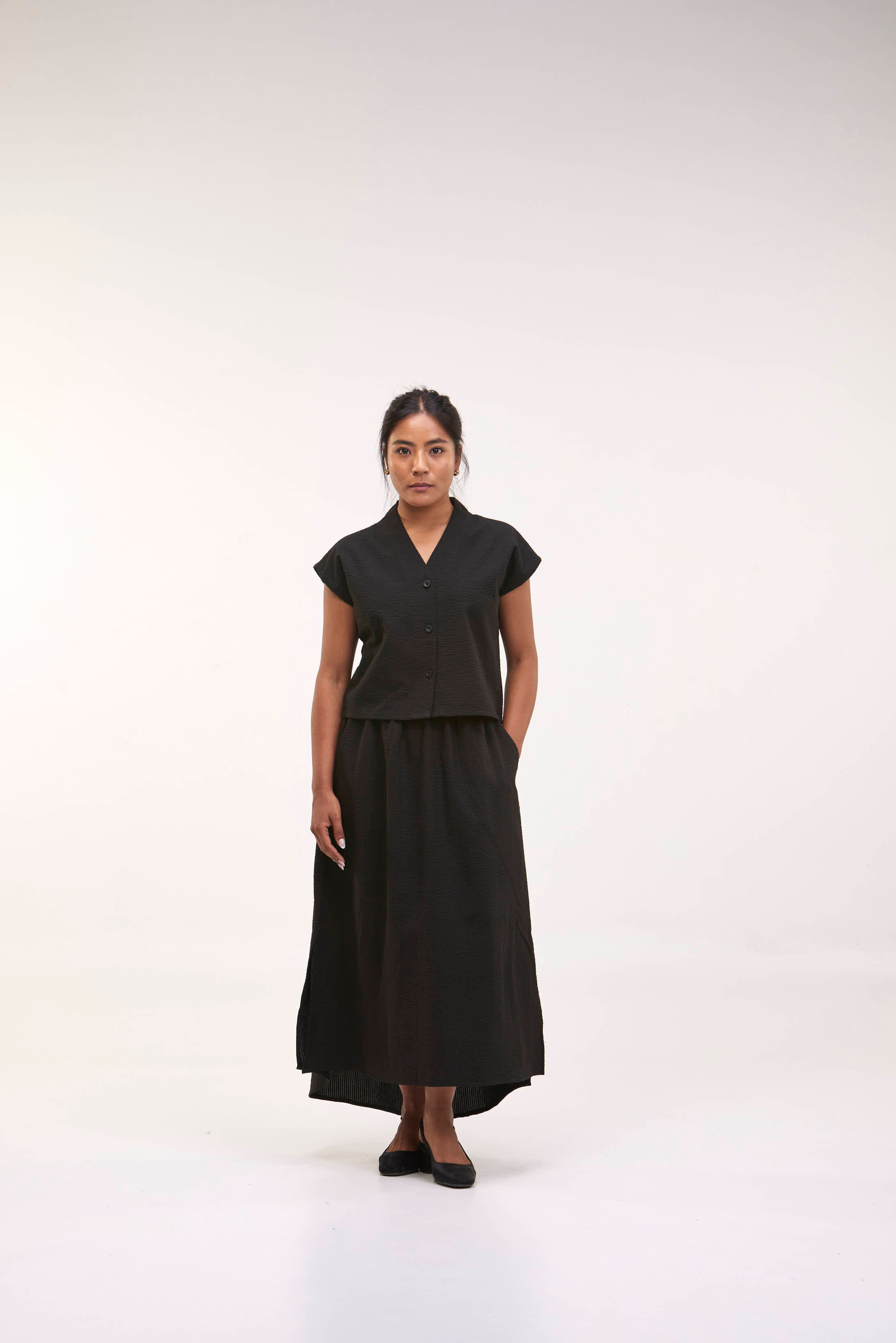 arniko-nuru-black-weste-seersucker-schwarz image 3