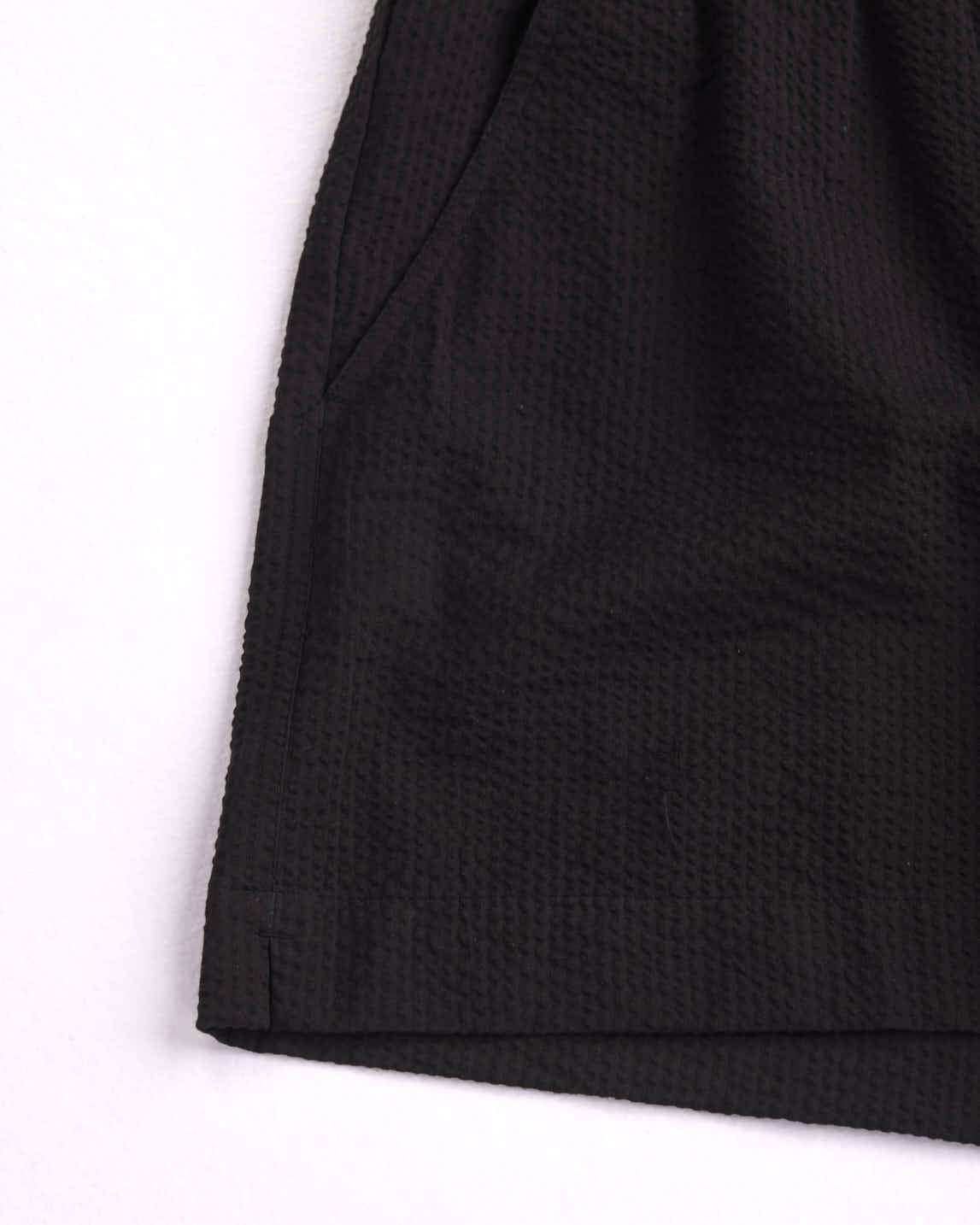 arniko-shorts-nuru-black-kurze-hose-seersucker image 3