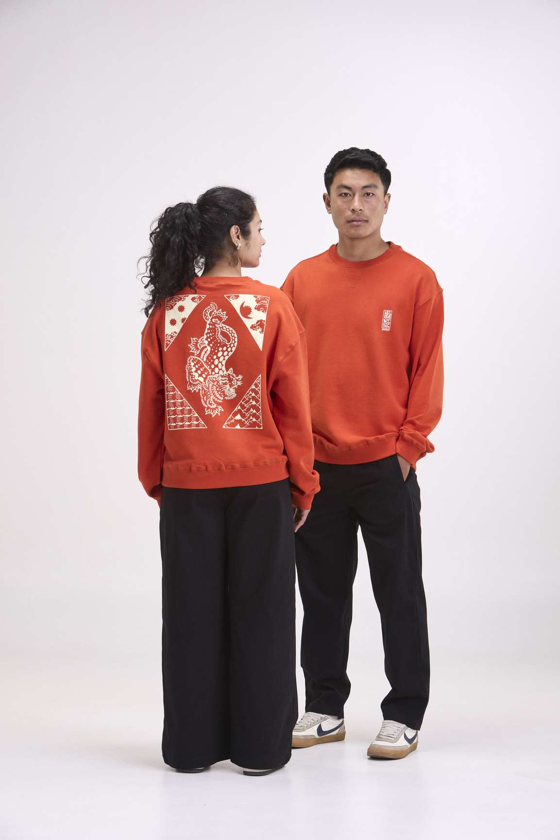 arniko-mustang-sweater-cropped-orange-damen-bio-print image 5