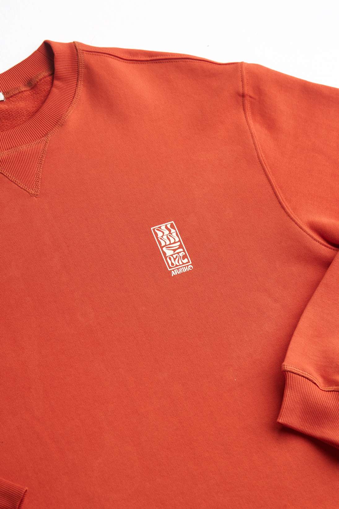 arniko-sweater-mustang-orange-pullover-herren-bio-baumwolle-print image 4