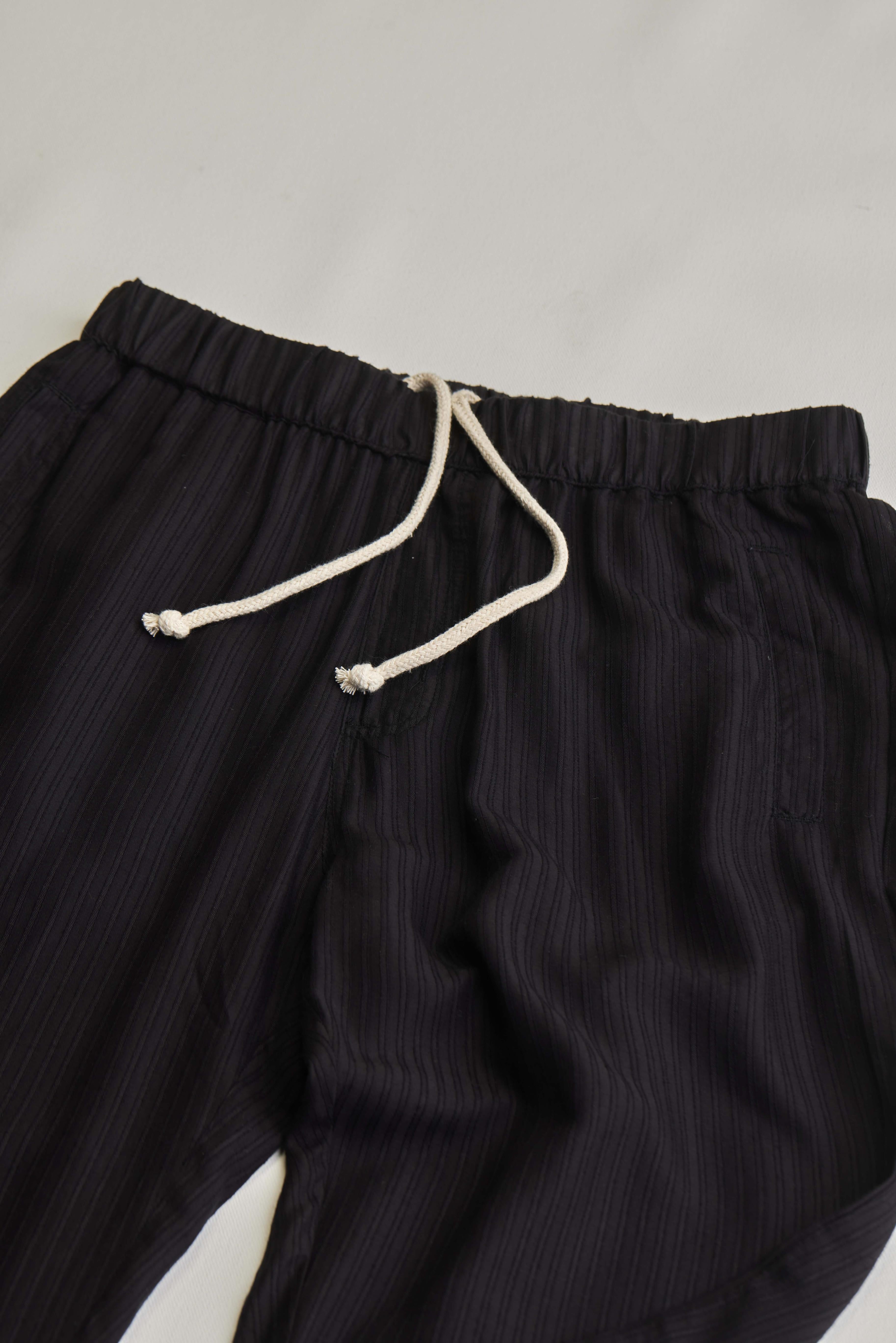 arniko-nigen-hose-banana-black-bananenstoff-unisex image 2