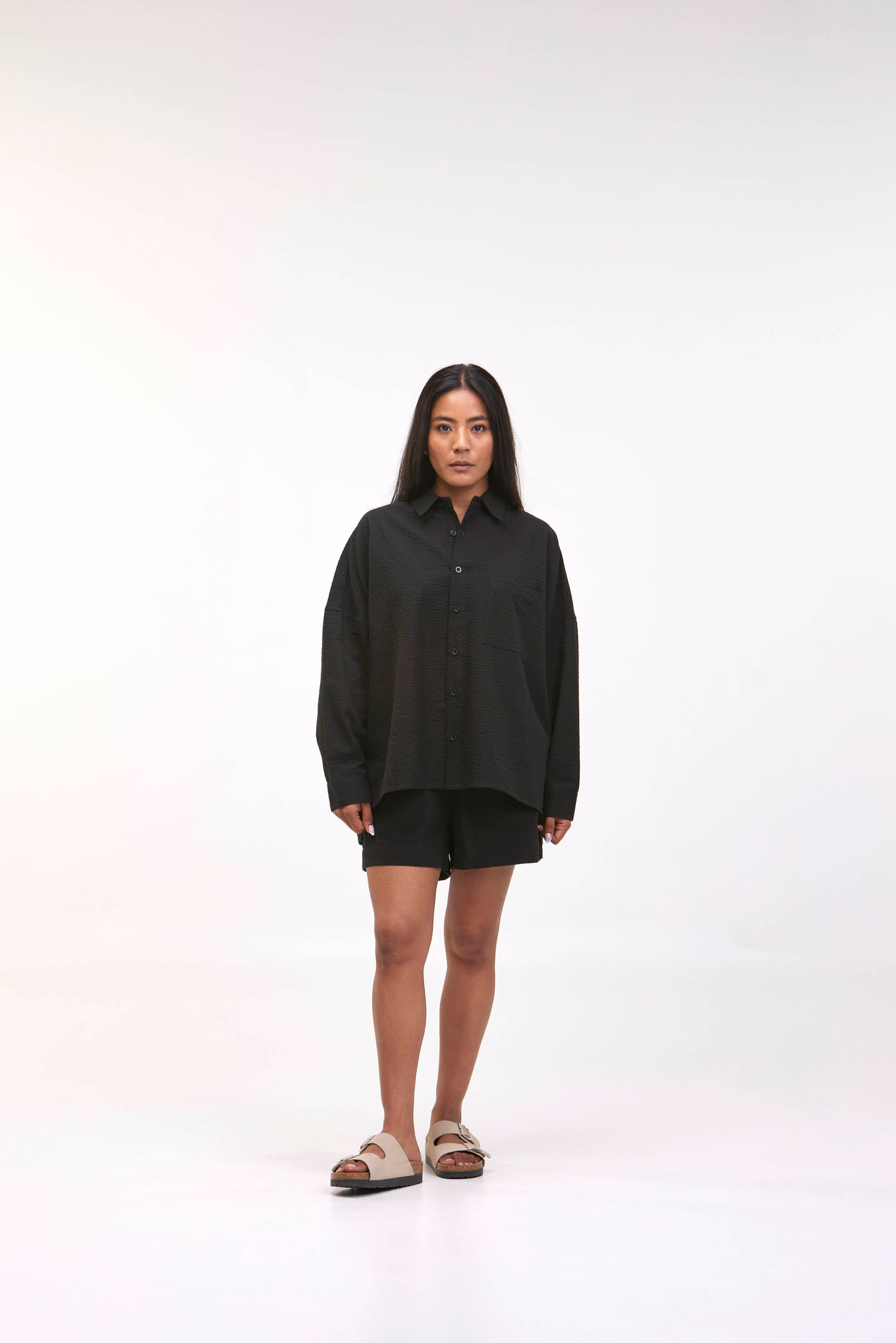 arniko-tahira-hemd-black-seersucker-oversize-damen image 5