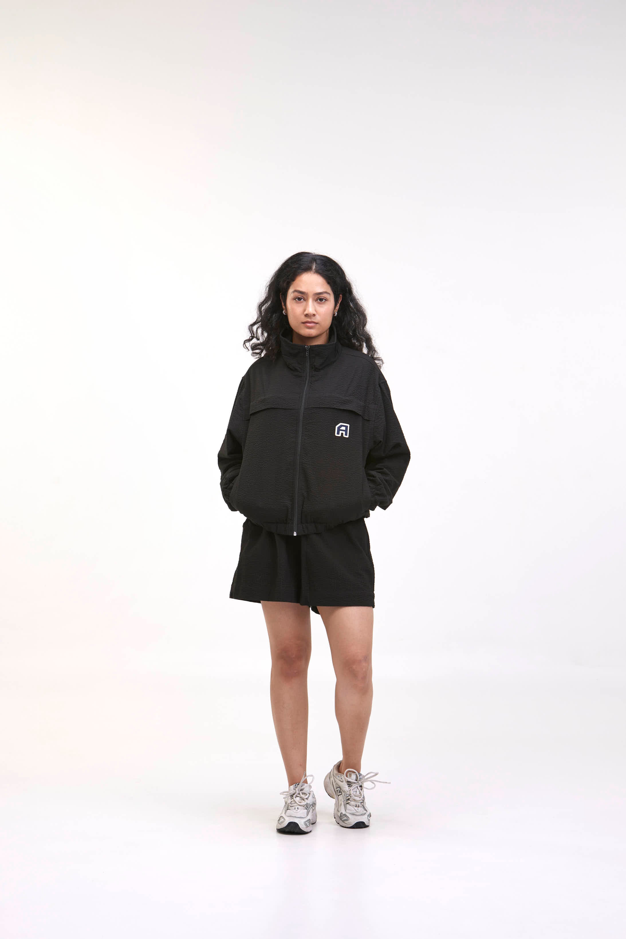 arniko-shorts-nuru-black-kurze-hose-seersucker image 6