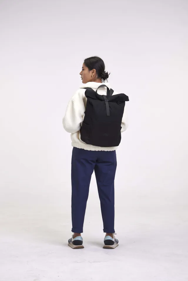 arniko-rolltop-rucksack-schwarz-canvas-bio-baumwolle image 1