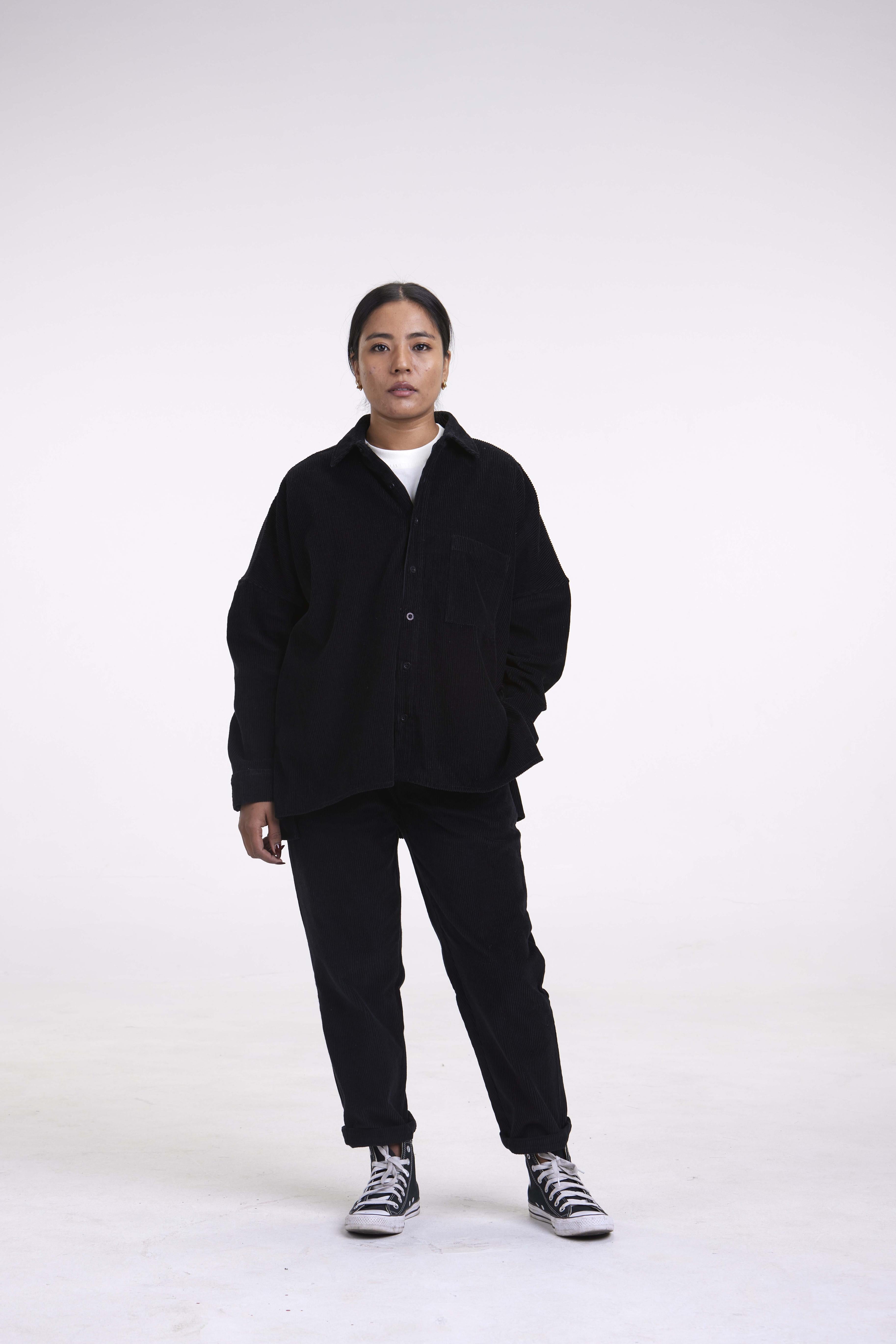 arniko-tahira-hemd-black-corduroy-oversize-damen image 1