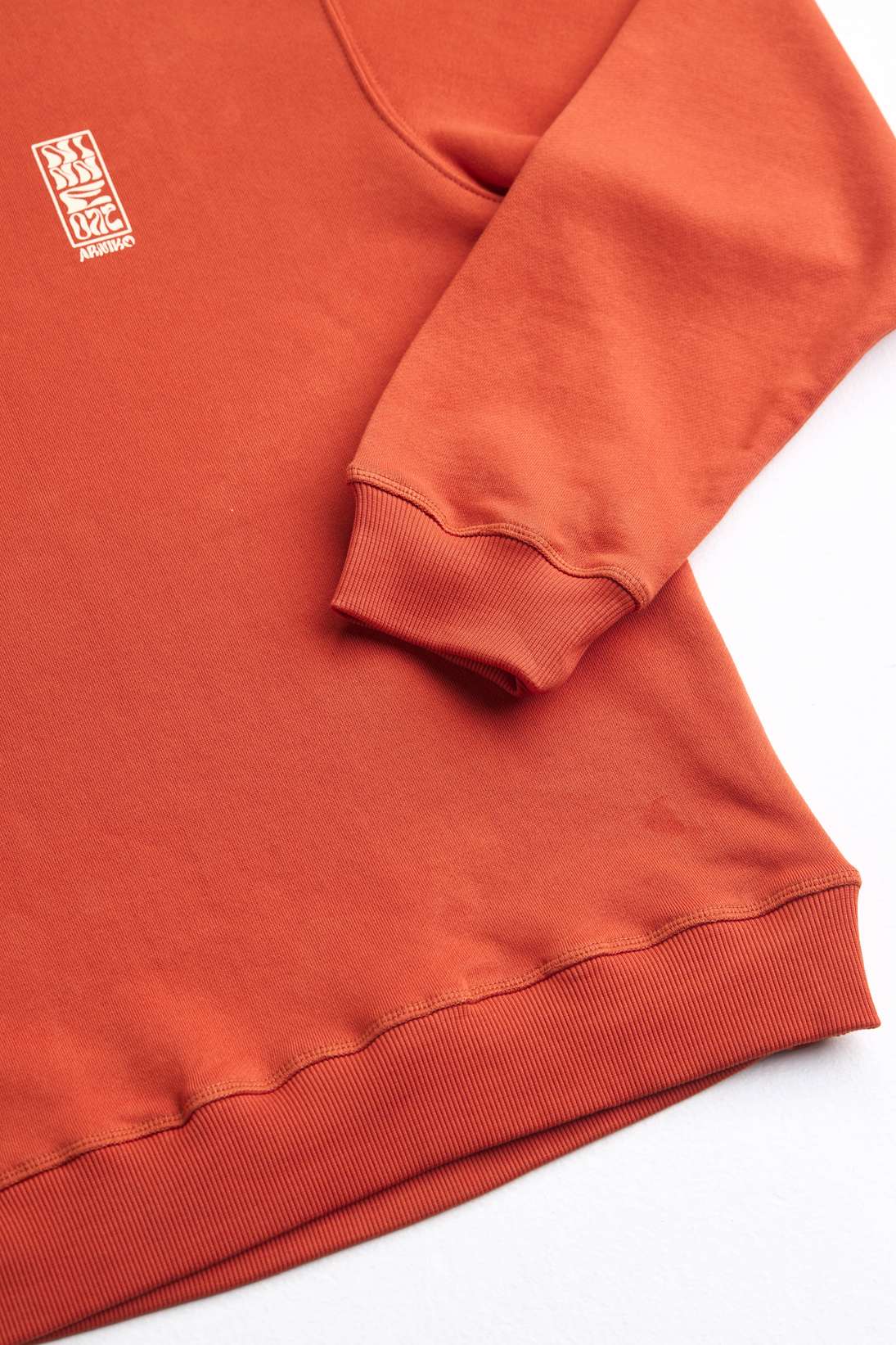 arniko-sweater-mustang-orange-pullover-herren-bio-baumwolle-print image 7