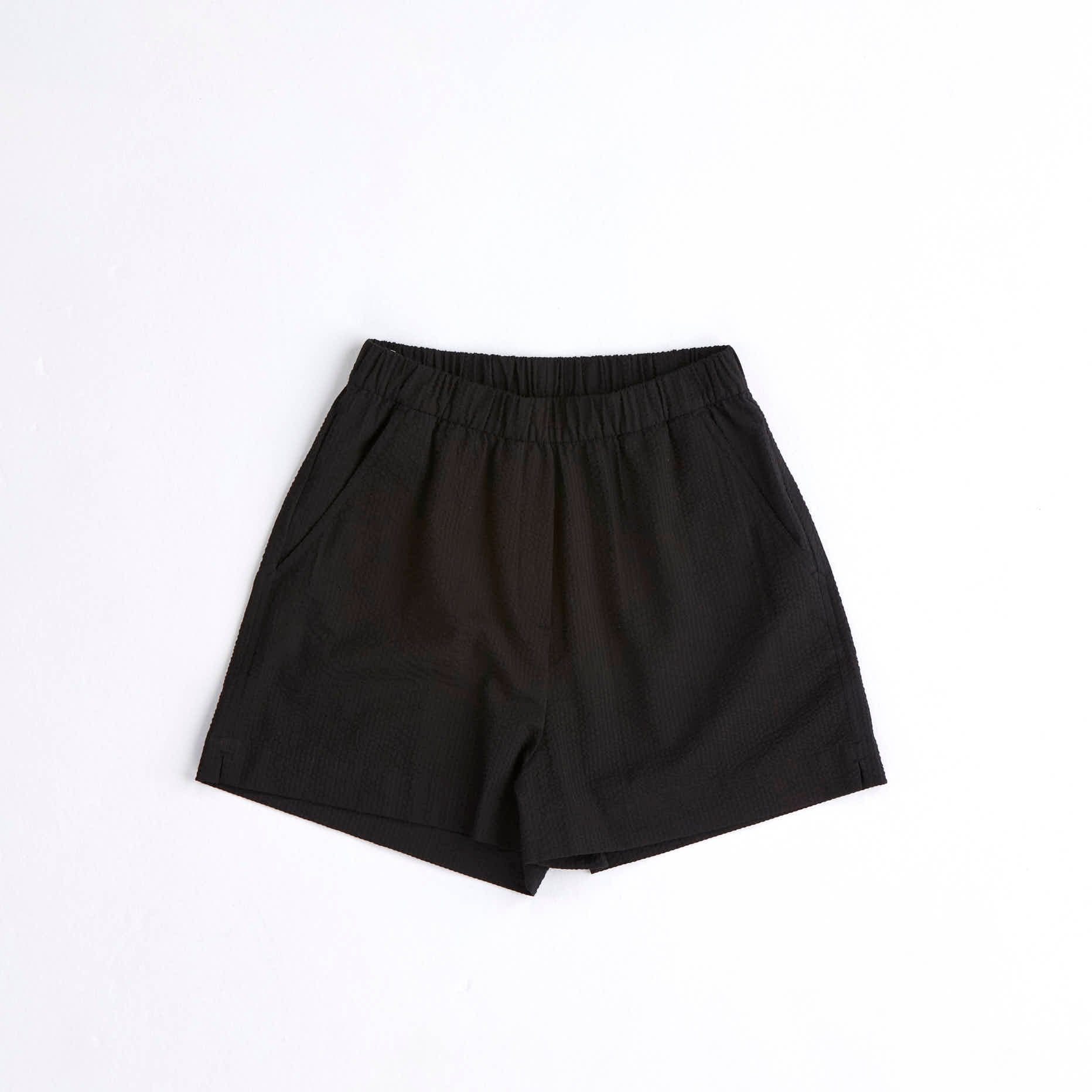 arniko-shorts-nuru-black-kurze-hose-seersucker image 1